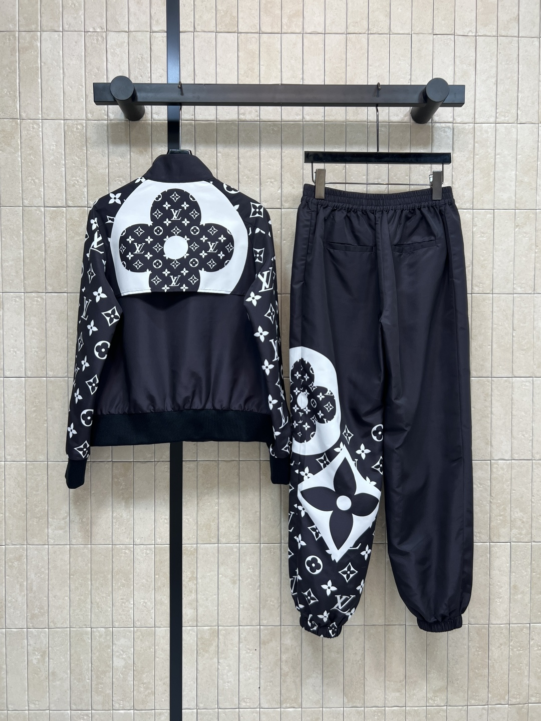 L家 25秋冬新款 黑白老花logo印花休闲套装 连帽立领拉链外套+束脚休闲裤 日常休闲运动都可以 一套