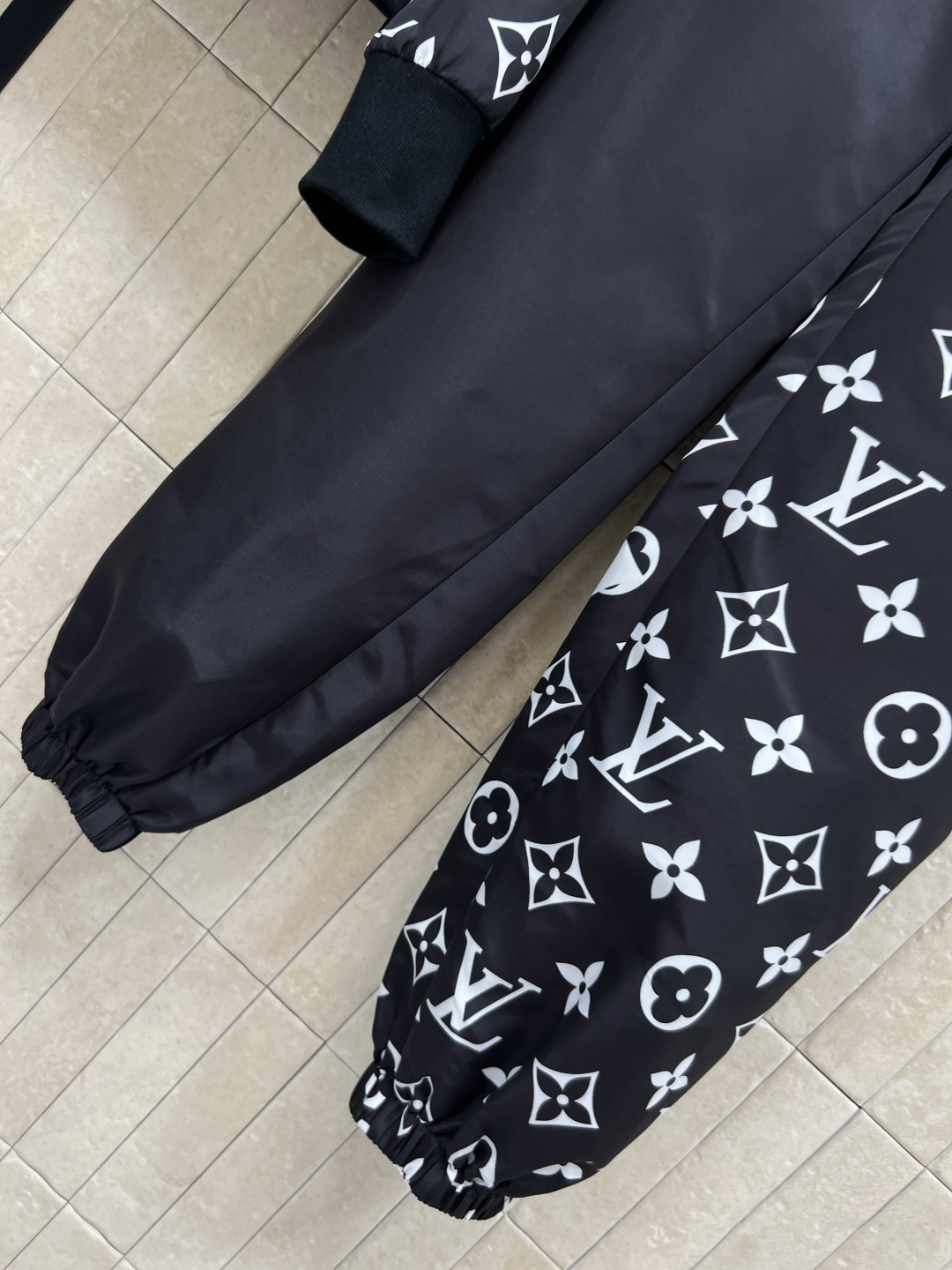 L家 25秋冬新款 黑白老花logo印花休闲套装 连帽立领拉链外套+束脚休闲裤 日常休闲运动都可以 一套