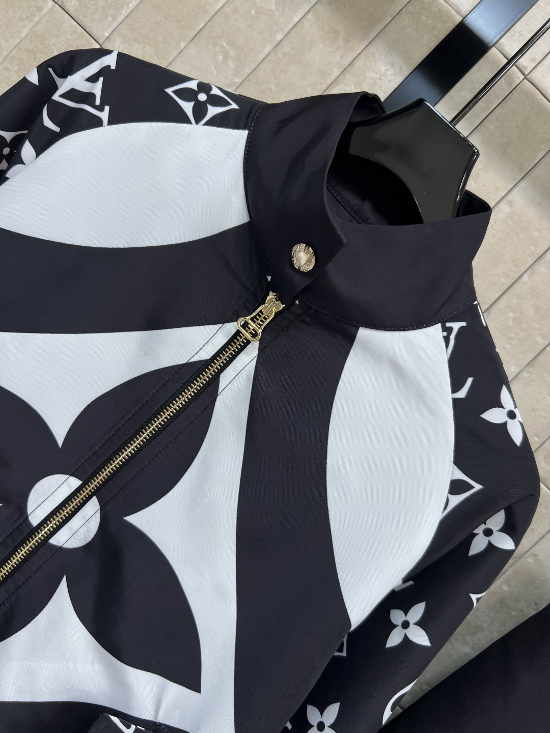 L家 25秋冬新款 黑白老花logo印花休闲套装 连帽立领拉链外套+束脚休闲裤 日常休闲运动都可以 一套