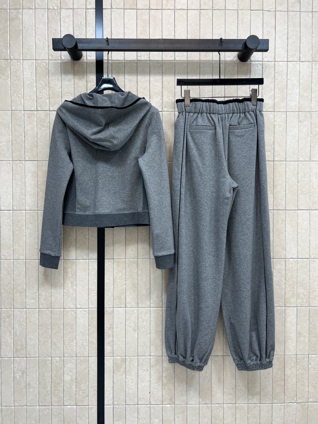 PD家 25秋冬新款 时髦运动套装 连帽收腰外套 +束脚裤 一套上身显瘦又休闲随性 经典三角标装饰 简约