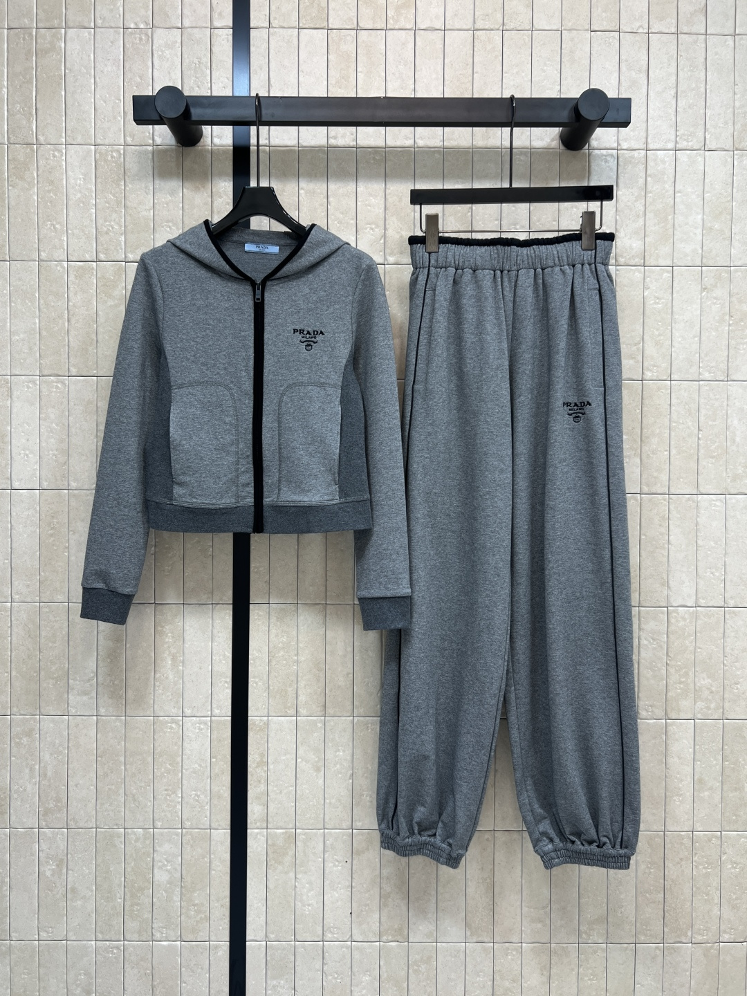 NO:500143,PD Home 25 autumn and winter new styles, fashionable sports suits, hooded waist jacket + tying pants, a set of top body to make you look slim and casual, classic triangle decoration, simple and daily, pure cotton fabric, one set for sale, two colors and three codes, Size/S-M-L,,dior, jackets & coats,hats,alexander wang19860909PD家 25秋冬新款 时髦运动套装 连帽收腰外套 +束脚裤 一套上身显瘦又休闲随性 经典三角标装饰 简约又很日常 纯棉面料 一套出售 两色三码 Size/S-M-L,,dior,jackets & coats,hats,alexander wang,Women's clothing