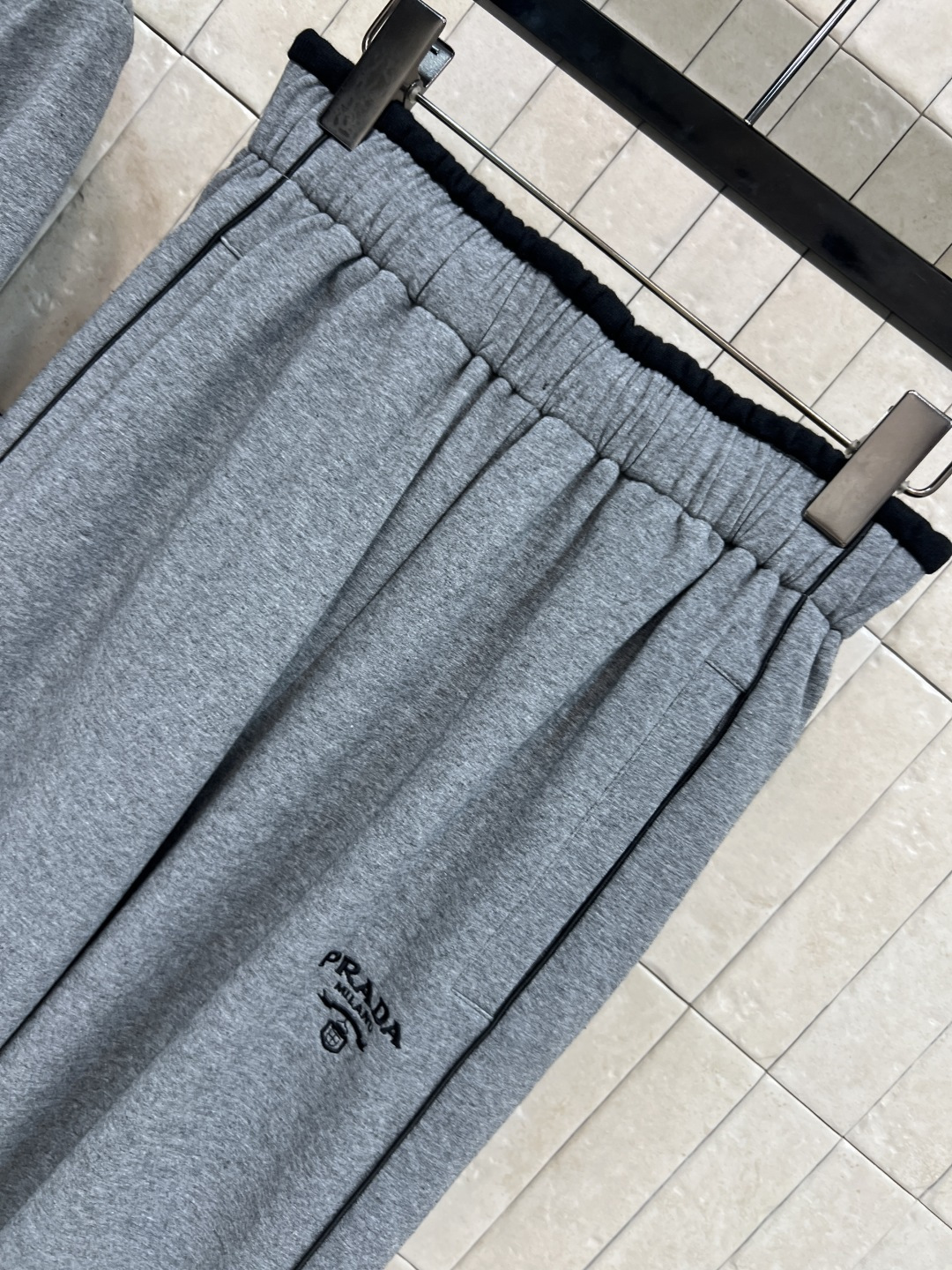 PD家 25秋冬新款 时髦运动套装 连帽收腰外套 +束脚裤 一套上身显瘦又休闲随性 经典三角标装饰 简约