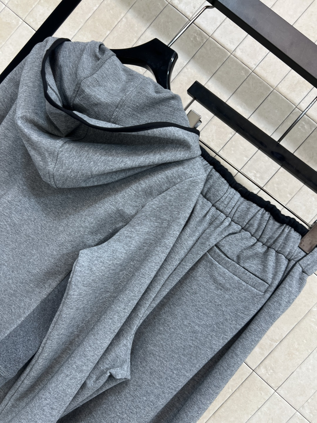 PD家 25秋冬新款 时髦运动套装 连帽收腰外套 +束脚裤 一套上身显瘦又休闲随性 经典三角标装饰 简约