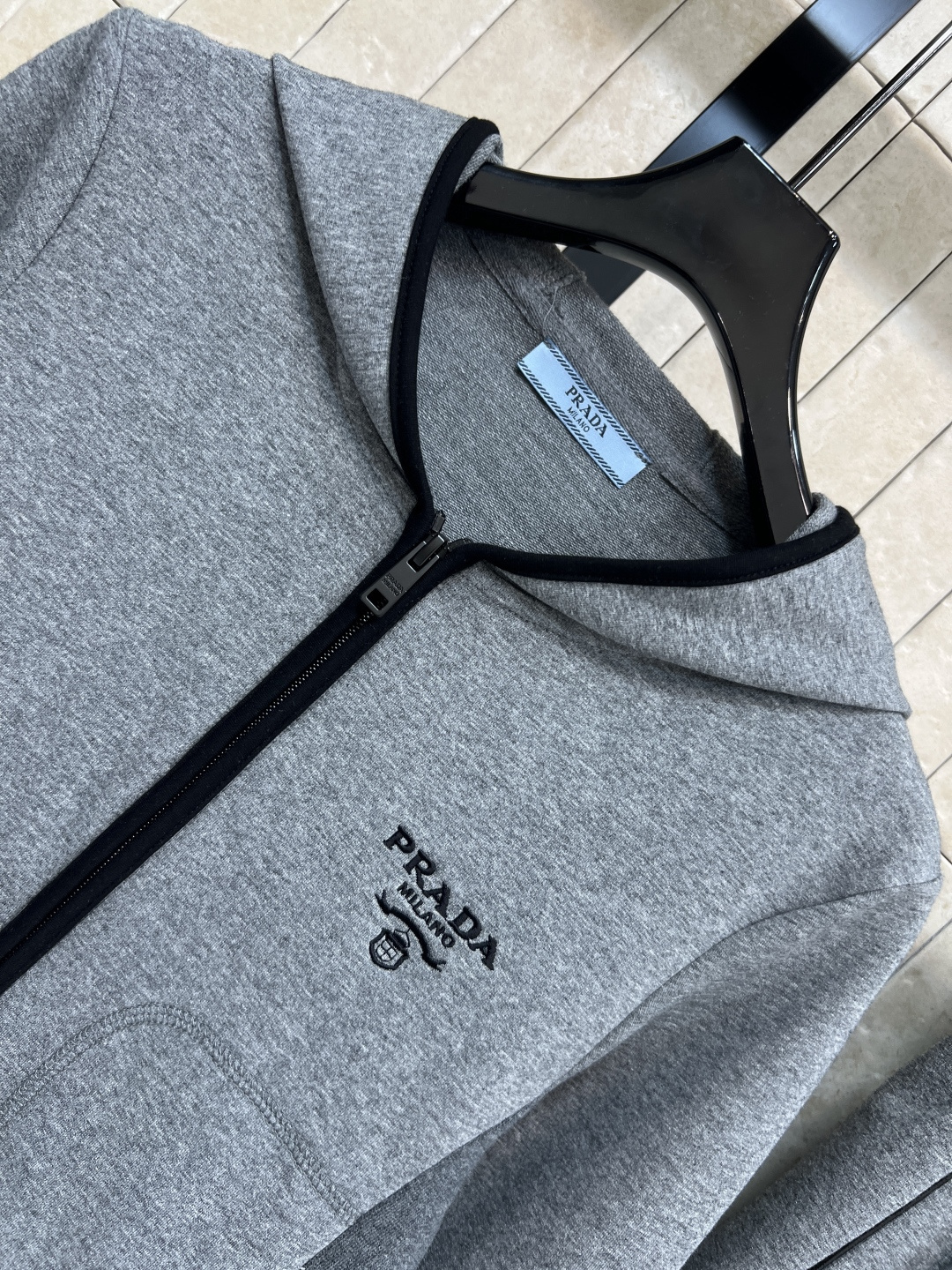 PD家 25秋冬新款 时髦运动套装 连帽收腰外套 +束脚裤 一套上身显瘦又休闲随性 经典三角标装饰 简约