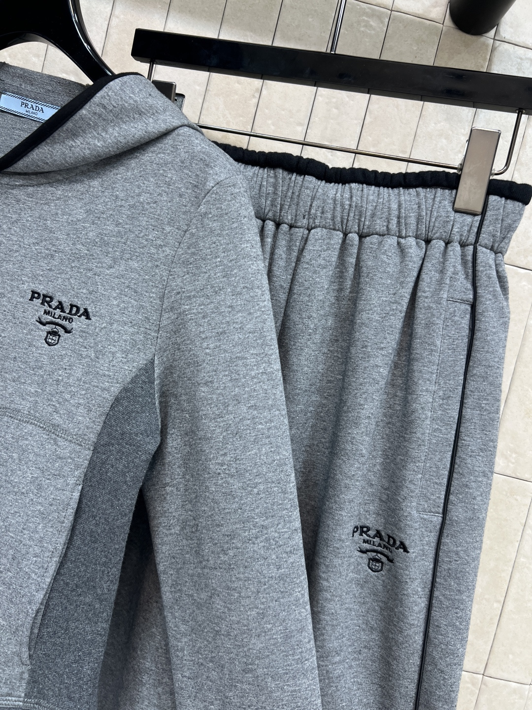 PD家 25秋冬新款 时髦运动套装 连帽收腰外套 +束脚裤 一套上身显瘦又休闲随性 经典三角标装饰 简约