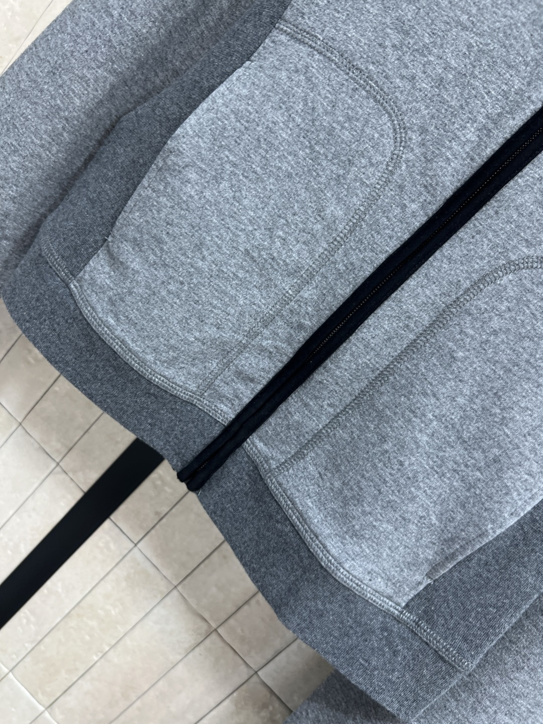 PD家 25秋冬新款 时髦运动套装 连帽收腰外套 +束脚裤 一套上身显瘦又休闲随性 经典三角标装饰 简约