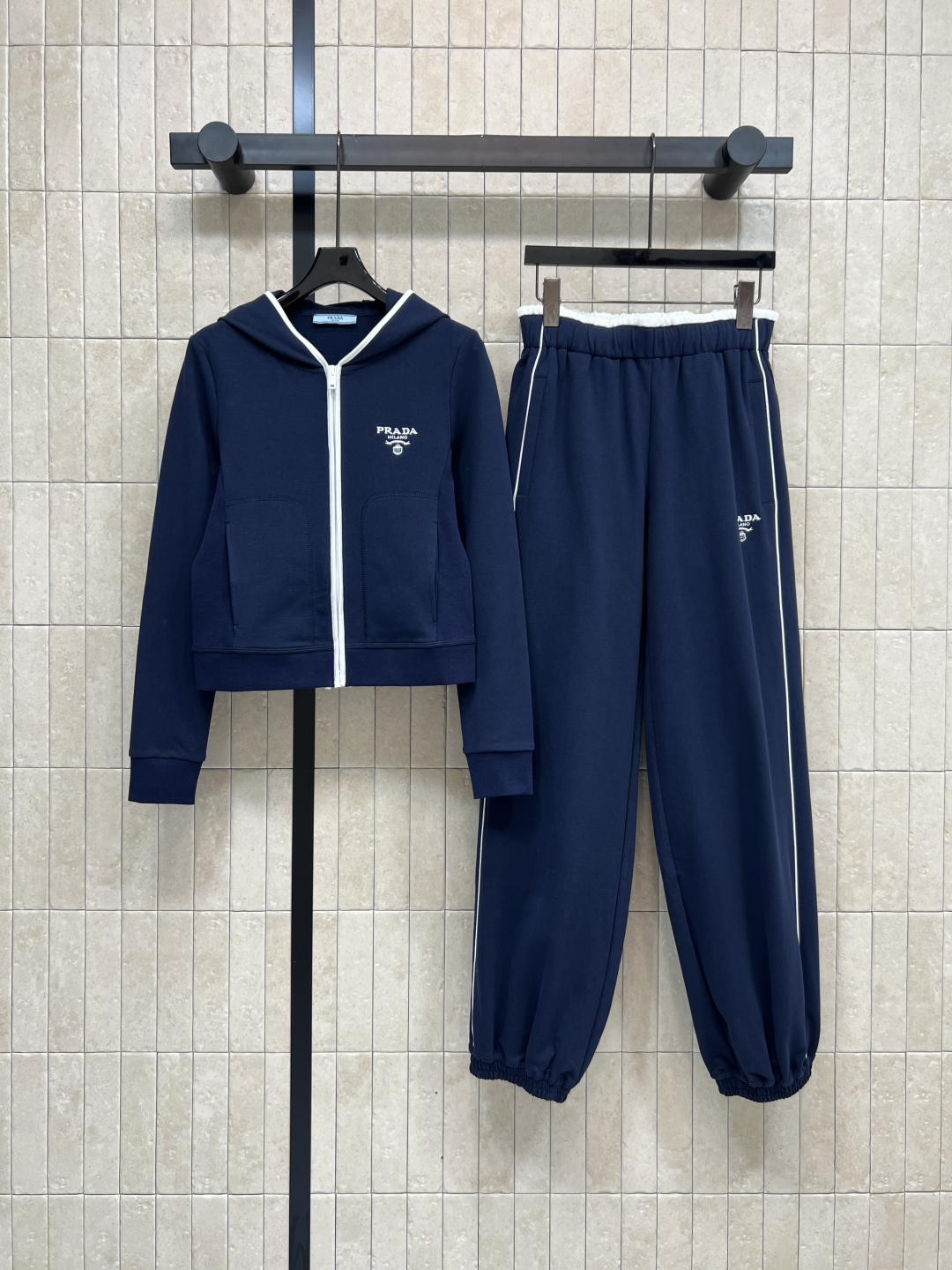 NO:500146,PD Home 25 autumn and winter new styles, fashionable sports suits, hooded waist jacket + tying pants, a set of top body to make you look slim and casual, classic triangle decoration, simple and daily, pure cotton fabric, one set for sale, two colors and three codes, Size/S-M-L,,dior, jackets & coats,hats,alexander wang19860909PD家 25秋冬新款 时髦运动套装 连帽收腰外套 +束脚裤 一套上身显瘦又休闲随性 经典三角标装饰 简约又很日常 纯棉面料 一套出售 两色三码 Size/S-M-L,,dior,jackets & coats,hats,alexander wang,Women's clothing