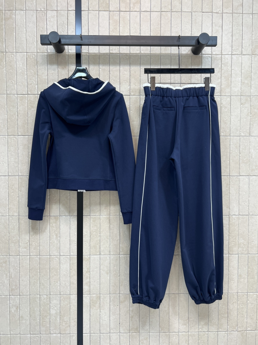 PD家 25秋冬新款 时髦运动套装 连帽收腰外套 +束脚裤 一套上身显瘦又休闲随性 经典三角标装饰 简约