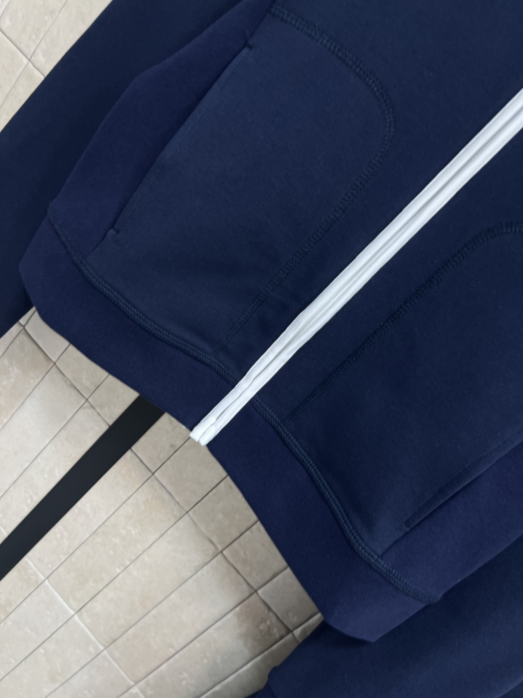 PD家 25秋冬新款 时髦运动套装 连帽收腰外套 +束脚裤 一套上身显瘦又休闲随性 经典三角标装饰 简约