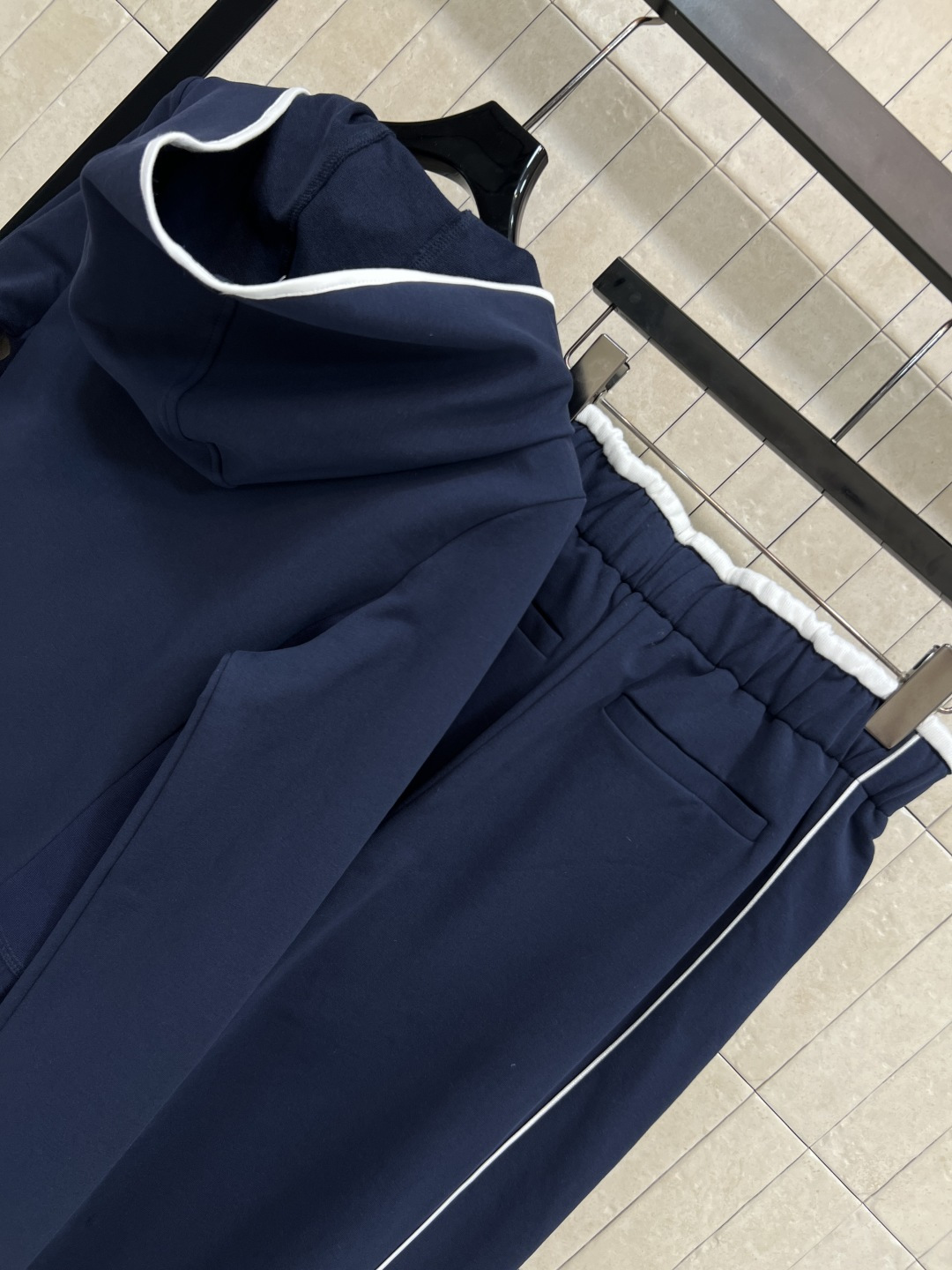 PD家 25秋冬新款 时髦运动套装 连帽收腰外套 +束脚裤 一套上身显瘦又休闲随性 经典三角标装饰 简约