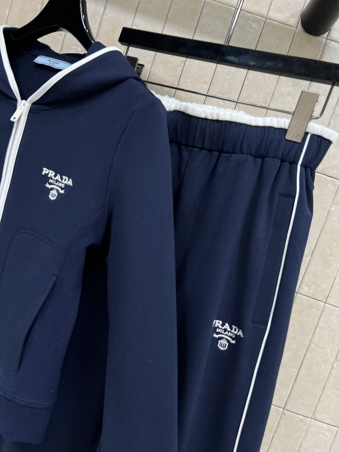 PD家 25秋冬新款 时髦运动套装 连帽收腰外套 +束脚裤 一套上身显瘦又休闲随性 经典三角标装饰 简约