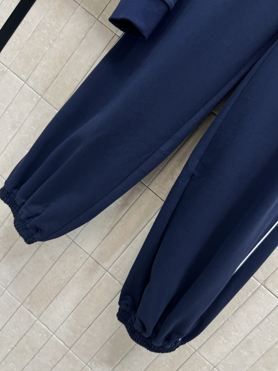 PD家 25秋冬新款 时髦运动套装 连帽收腰外套 +束脚裤 一套上身显瘦又休闲随性 经典三角标装饰 简约