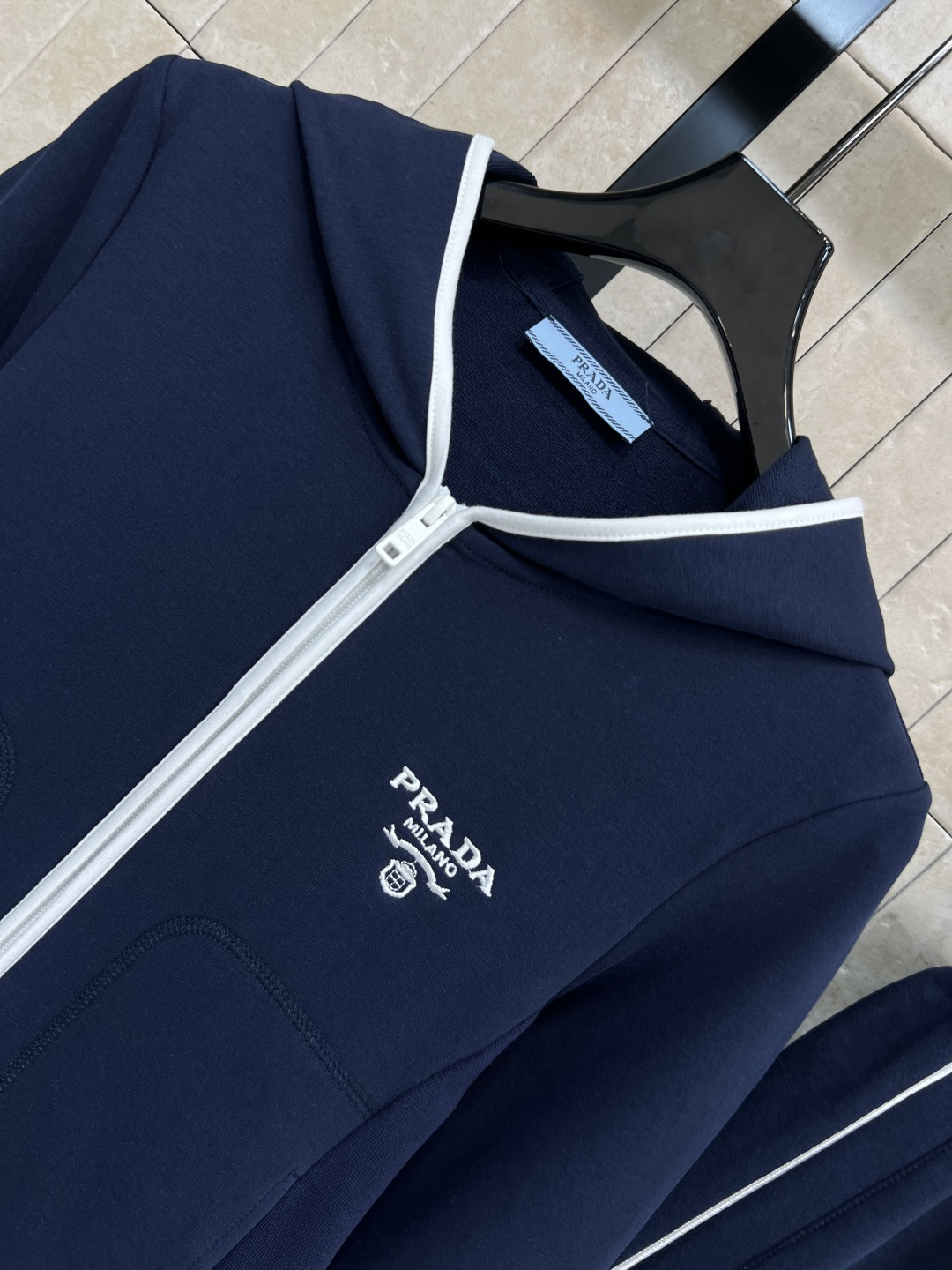 PD家 25秋冬新款 时髦运动套装 连帽收腰外套 +束脚裤 一套上身显瘦又休闲随性 经典三角标装饰 简约