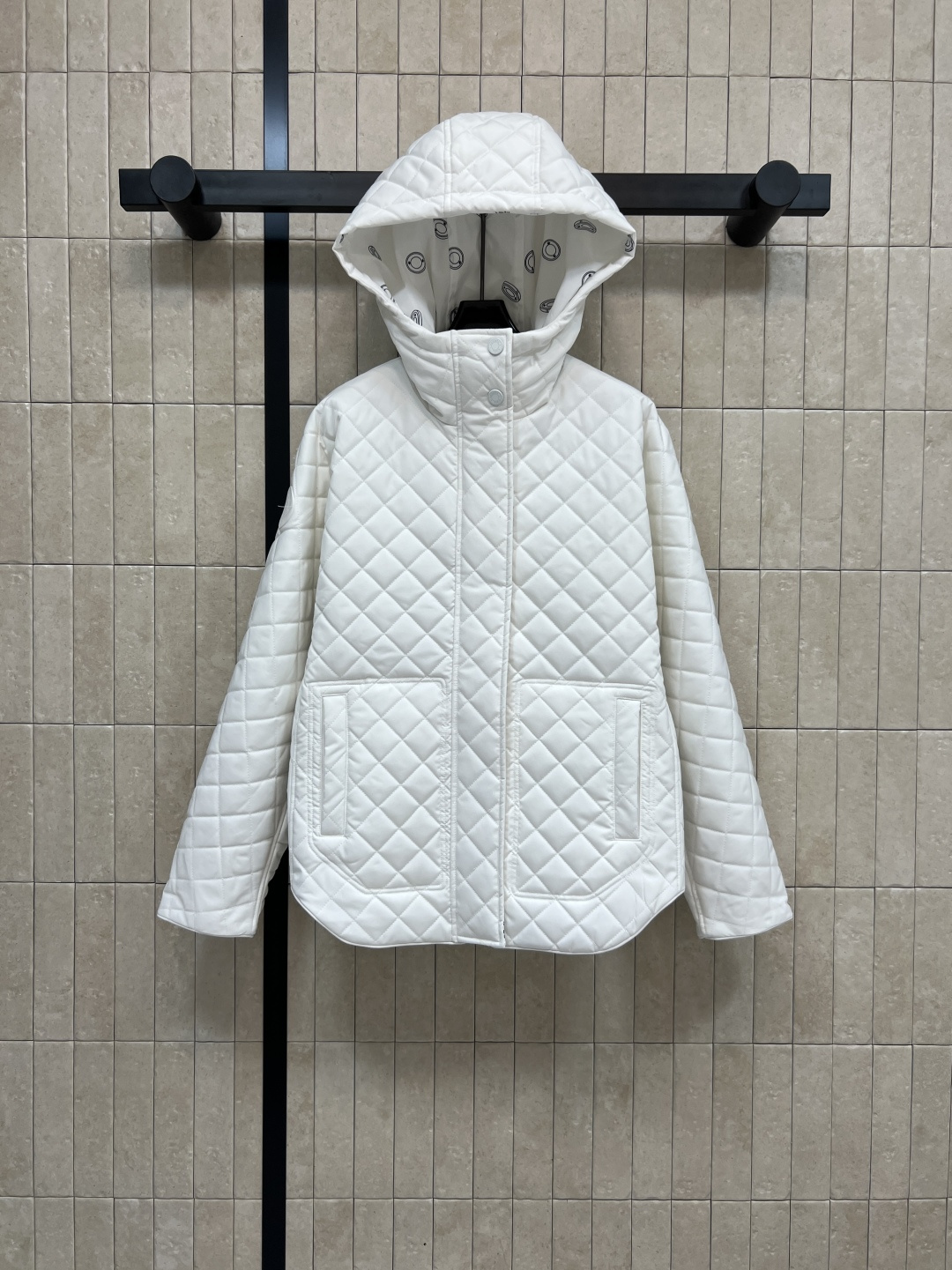 NO:500156,M Home 25 autumn and winter new style, double-sided hooded cotton jacket, one side solid color diamond slit, one side full of printed circles, and the original atmosphere is not dull, warm and practical, casual and fashionable, loose design, it looks good no matter what you match it with, casual and lazy, two colors and three codes Size/S-M-L,, jackets & coats,hats,alexander wang19860909M家 25秋冬新款 双面穿连帽夹棉外套 一面纯色菱形行缝 一面满印圈圈印花图案 自带氛围感不会呆板 保暖又实穿 休闲又时髦 宽松的设计 无论是搭配任何单品都很好看 随性慵懒 两色三码 Size/S-M-L,,jackets & coats,hats,alexander wang,Women's clothing