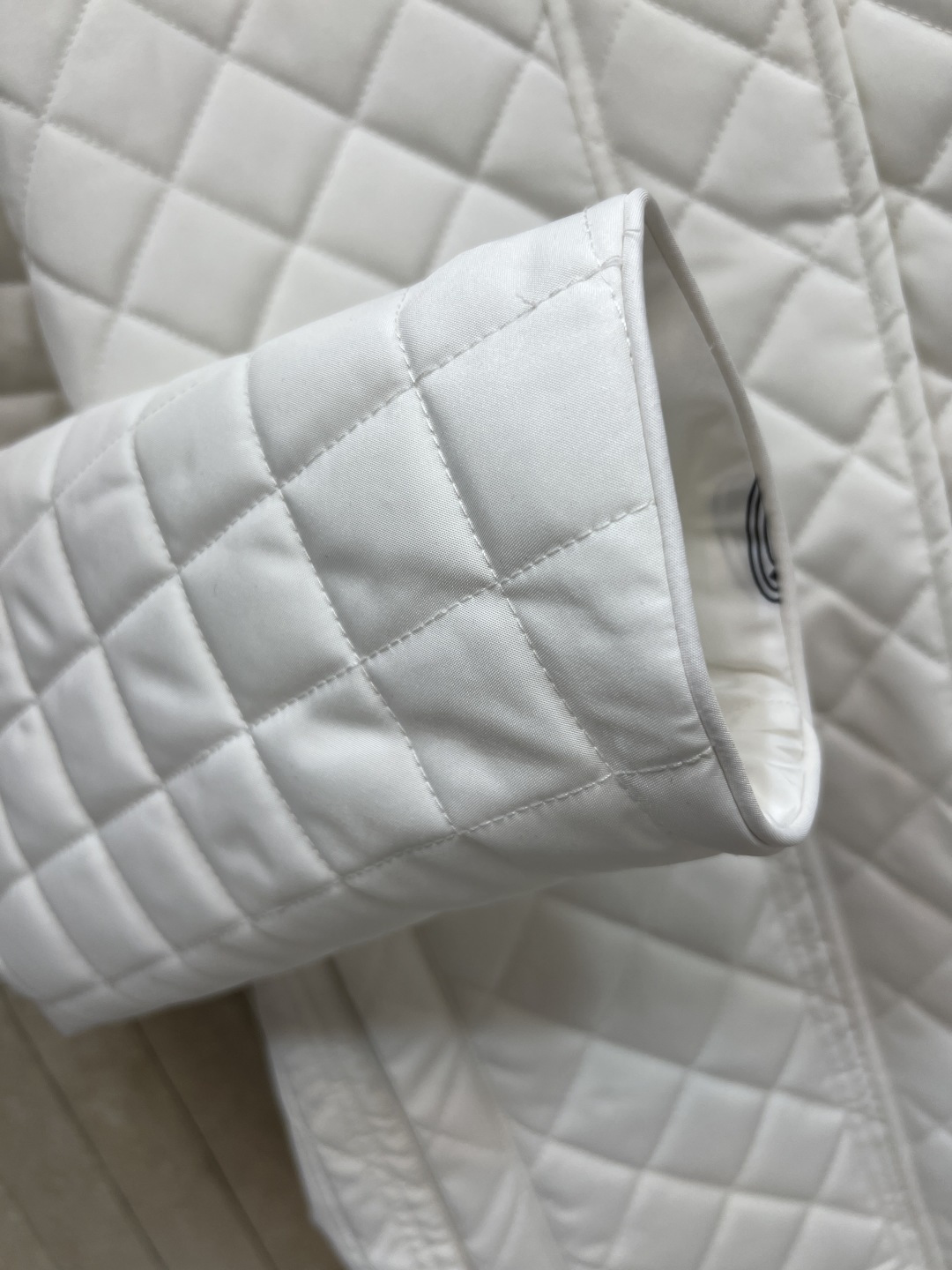 M家 25秋冬新款 双面穿连帽夹棉外套 一面纯色菱形行缝 一面满印圈圈印花图案 自带氛围感不会呆板 保暖