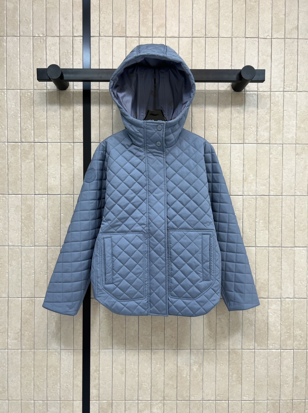 NO:500162,M Home 25 autumn and winter new style, double-sided hooded cotton jacket, one side solid color diamond slit, one side full of printed circles, and the original atmosphere is not dull, warm and practical, casual and fashionable, loose design, it looks good no matter what you match it with, casual and lazy, two colors and three codes Size/S-M-L,, jackets & coats,hats,alexander wang19860909M家 25秋冬新款 双面穿连帽夹棉外套 一面纯色菱形行缝 一面满印圈圈印花图案 自带氛围感不会呆板 保暖又实穿 休闲又时髦 宽松的设计 无论是搭配任何单品都很好看 随性慵懒 两色三码 Size/S-M-L,,jackets & coats,hats,alexander wang,Women's clothing