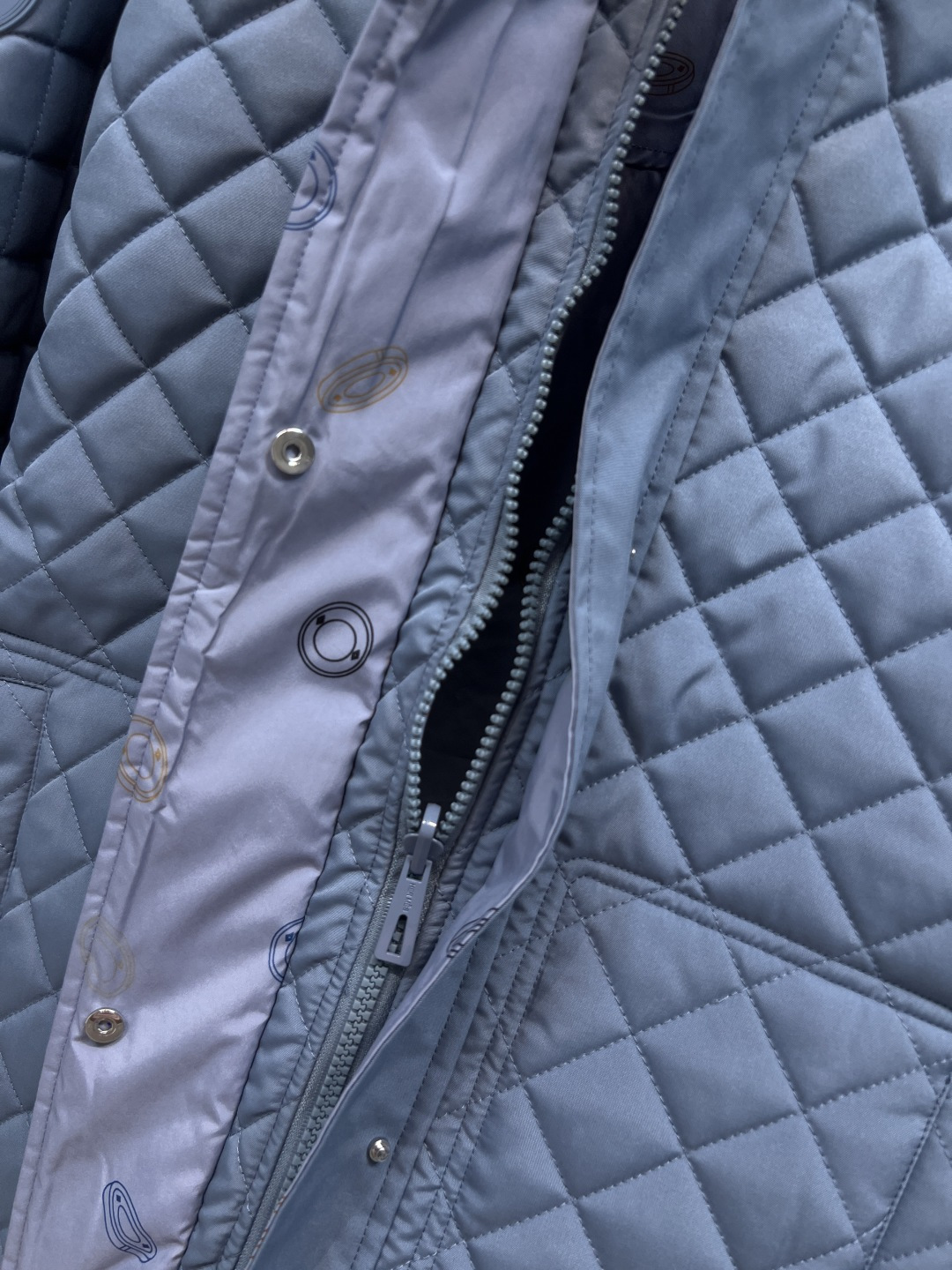 M家 25秋冬新款 双面穿连帽夹棉外套 一面纯色菱形行缝 一面满印圈圈印花图案 自带氛围感不会呆板 保暖