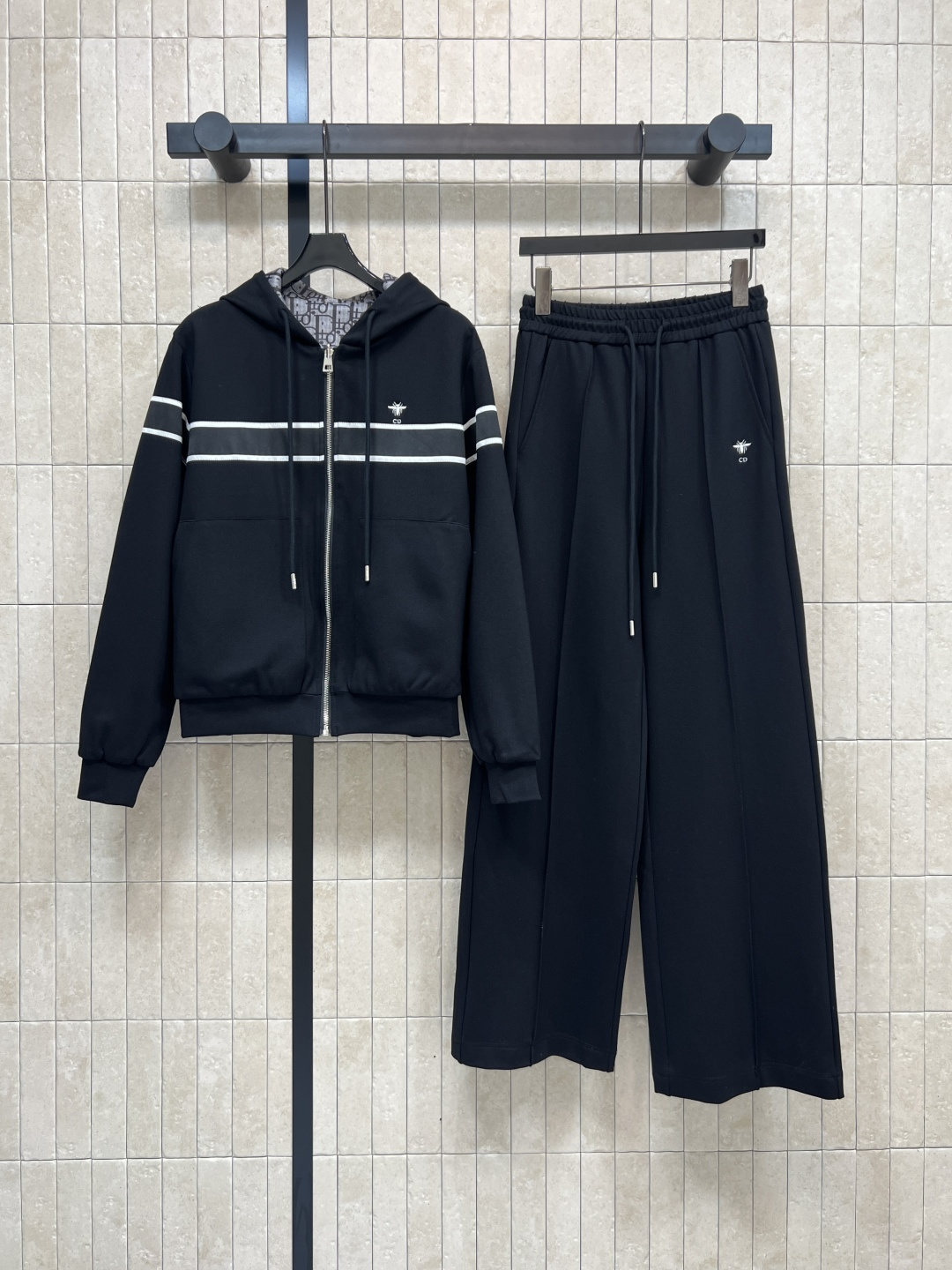 NO:500167,D Home 25 autumn and winter new style, double-sided hooded zipper sweatshirt jacket + high-waisted casual pants, daily casual sports suit, simple and fashionable, no worries to match when going out, casual hooded sweatshirt jacket with tying feet, a set of top body full of fashion, a classic full D print, a black + positioned letter logo blessing, neither exaggerated nor retro and eye-catching, high-grade pure cotton fabric, one color three codes Size/S-M-L,,dior,hoodie, sweatshirts, jackets & coats,hats,alexander wang19860909D家 25秋冬新款 双面穿连帽拉链卫衣外套+高腰休闲裤 日常休闲运动套装 简洁又时尚大气 出门无搭配烦恼 休闲连帽卫衣外套搭配束脚运动裤 一套上身时尚感满满 一面经典的满D印花 一面黑色+定位的字母标识加持 既不浮夸又显复古吸睛 高克数纯棉面料 一色三码 Size/S-M-L,,dior,hoodie,sweatshirts,jackets & coats,hats,alexander wang,Women's clothing