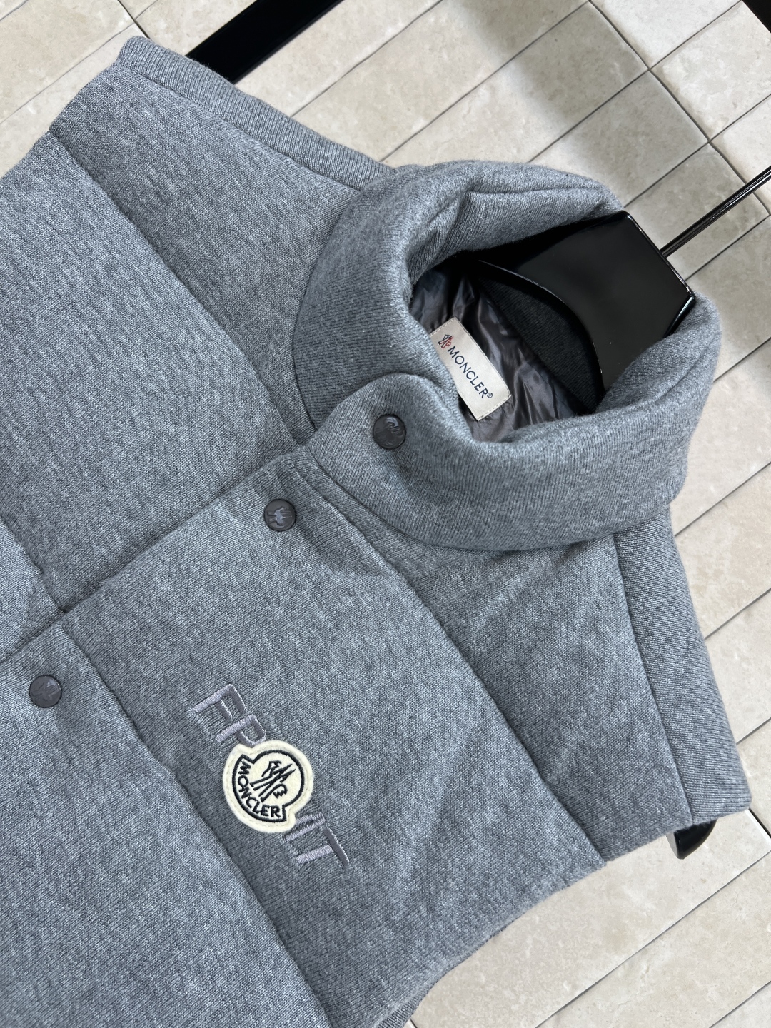 M家 25秋冬新款 立领羽绒服马甲 软糯亲肤有设计感 立领无袖马甲基础版型 上身显瘦又百搭 秋冬造型神器