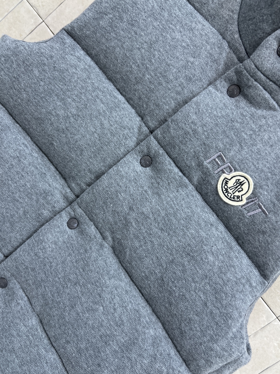 M家 25秋冬新款 立领羽绒服马甲 软糯亲肤有设计感 立领无袖马甲基础版型 上身显瘦又百搭 秋冬造型神器