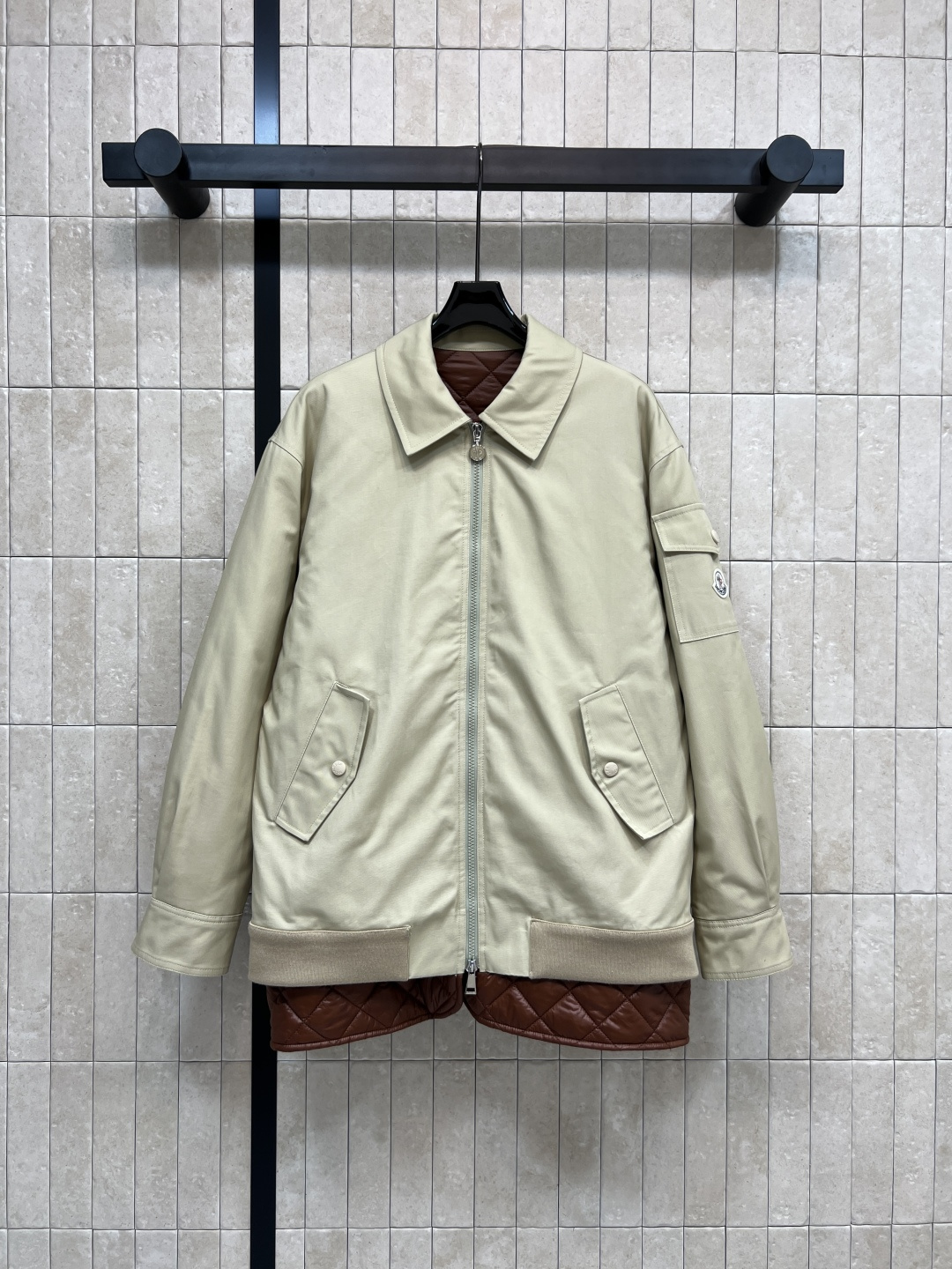 NO:500170,M Home 25 autumn and winter new style, lapel diamond jacket cotton jacket, loose shirt design, spliced ​​brown diamond jacket inner liner craft, khaki jacket style, sleeve logo embellishment small bag packaging decoration, fashion expert must have, very light and not bulky, warm and powerful, the focus is on fashionable items, very slimming, four-digit one color,, jackets & coats,shirts,alexander wang19860909M家 25秋冬新款 翻领菱格夹克棉服 宽松衬衫式设计 里面拼接棕色菱格夹棉内胆工艺 卡其色夹克版型 衣袖身徽标logo点缀小包包装饰 时髦达人必备款 非常轻便不会笨重 保暖又很强大 重点是足够时髦单品 非常显瘦 一色四码,,jackets & coats,shirts,alexander wang,Women's clothing