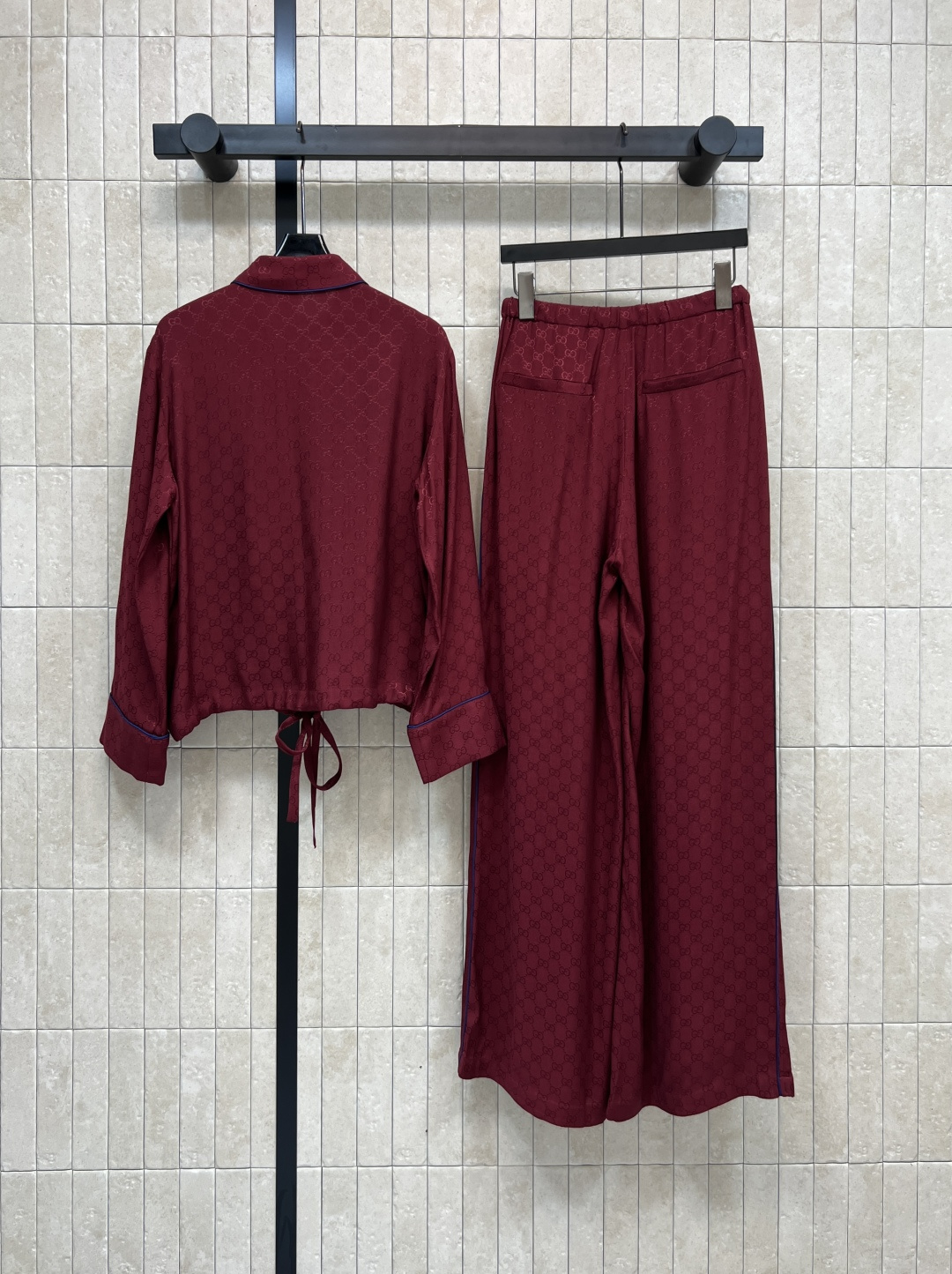 G家 25秋冬新款 红色双G休闲套装 翻领收腰短衬衣+高腰休闲裤 经典的GG提花面料 耐看永不过时 面料