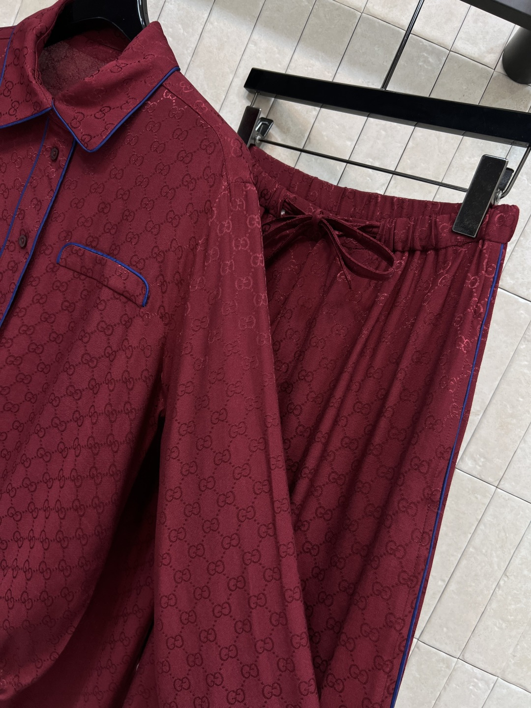 G家 25秋冬新款 红色双G休闲套装 翻领收腰短衬衣+高腰休闲裤 经典的GG提花面料 耐看永不过时 面料