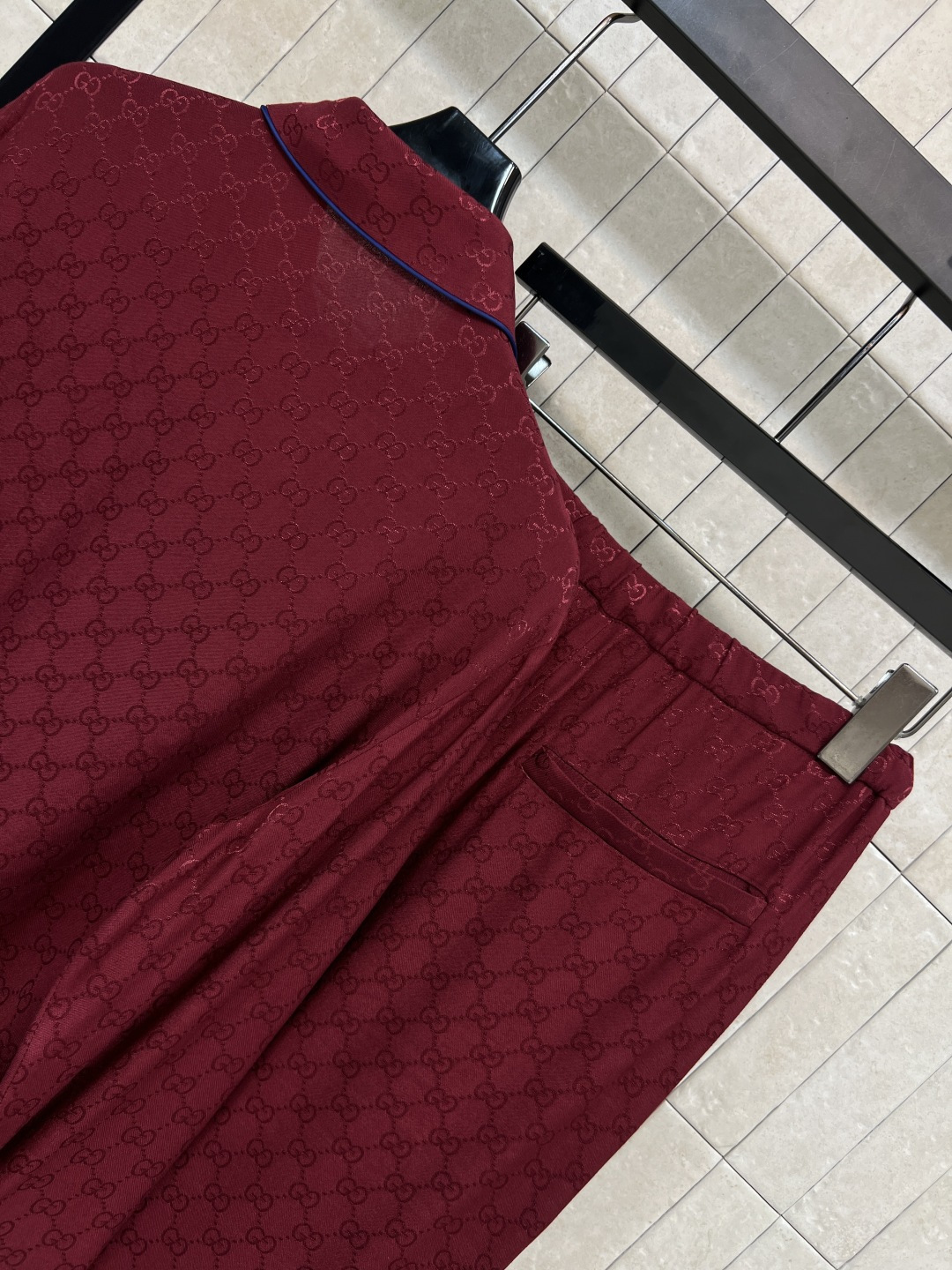 G家 25秋冬新款 红色双G休闲套装 翻领收腰短衬衣+高腰休闲裤 经典的GG提花面料 耐看永不过时 面料