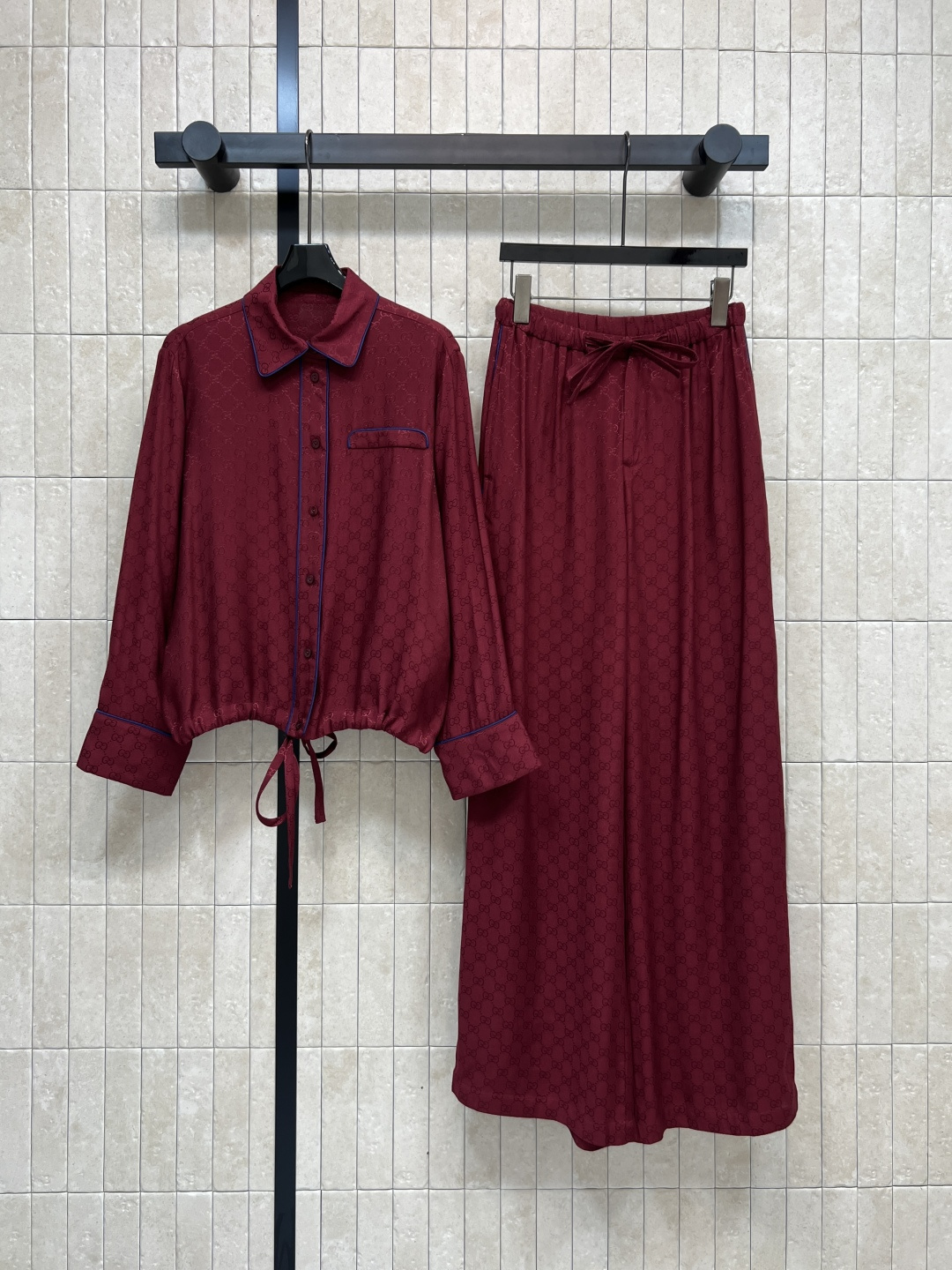 NO:500149,G Home 25 autumn and winter new styles Red double G casual suit Lapel waist short shirt + high waist casual pants Classic GG jacquard fabric looks timeless and timeless Fabric texture Super fashionable Blue edge decoration Beautiful and practical Super eye-catching A set of upper body reduces age and shows temperament Full of girlishness Every day when going out for a street date is very simple and high-end One color four-code Size/S-M-L- XL,,gucci,alexander wang19860909G家 25秋冬新款 红色双G休闲套装 翻领收腰短衬衣+高腰休闲裤 经典的GG提花面料 耐看永不过时 面料质感高级 超级时髦 蓝色包边装饰 美观又实用 超级吸睛 一套上身减龄又显气质 满满的少女感 日常出街约会都很不错 简约又高级 一色四码Size/S-M-L- XL,,gucci,alexander wang,Women's clothing