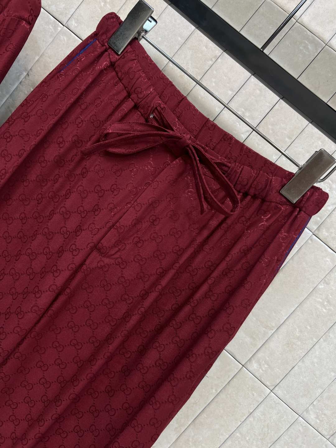 G家 25秋冬新款 红色双G休闲套装 翻领收腰短衬衣+高腰休闲裤 经典的GG提花面料 耐看永不过时 面料