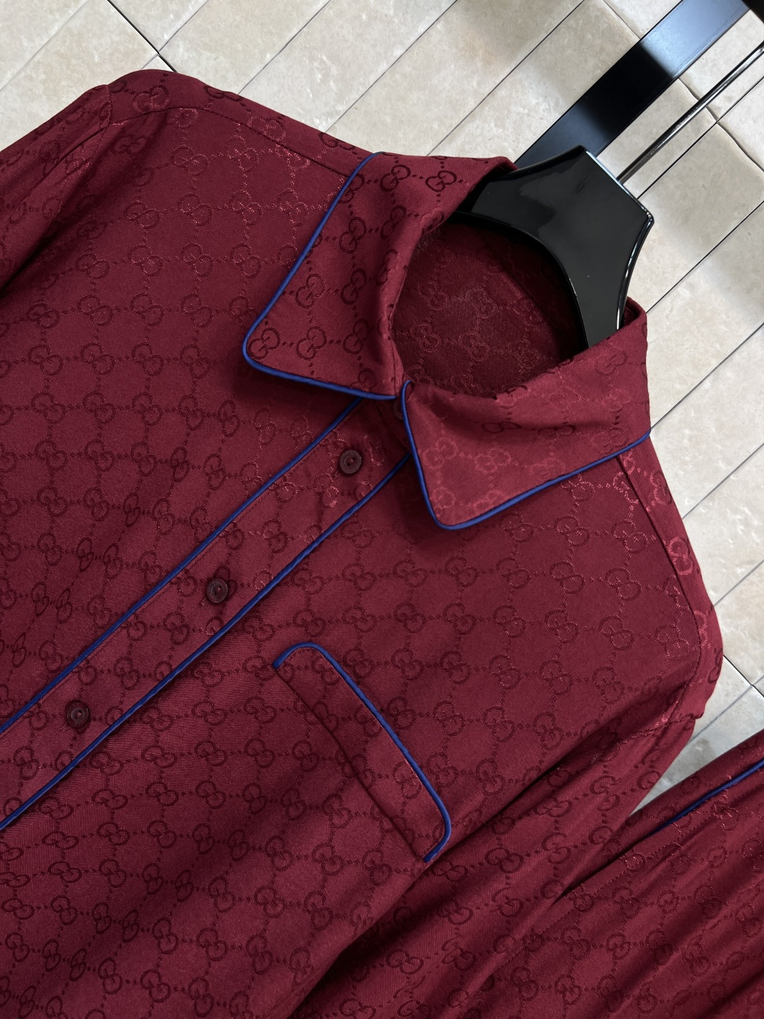 G家 25秋冬新款 红色双G休闲套装 翻领收腰短衬衣+高腰休闲裤 经典的GG提花面料 耐看永不过时 面料