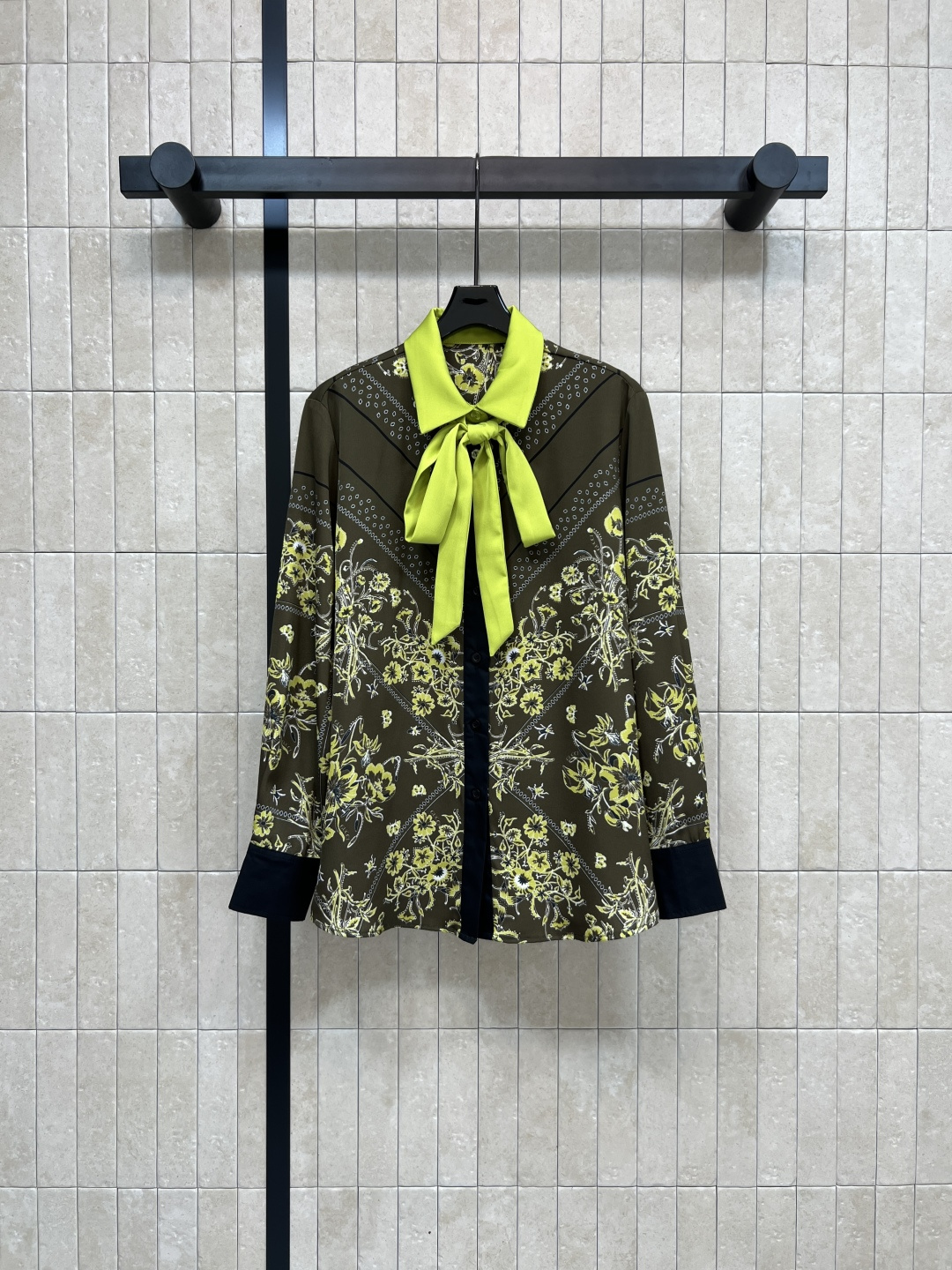 NO:500158,G Home 25 autumn and winter new style retro pattern printed lapel lace shirt small lapel contrast color + lace decoration full print retro pattern loose basic style casual and casual and elegant. The fabric is light and soft and comfortable. Paired with the same series skirt, the upper body is exquisite and beautiful, elegant and not picky. Four-code Size/S-M-L- XL,,gucci,skirts,shirts,alexander wang19860909G家 25秋冬新款 复古花纹印花翻领系带衬衫 小翻领撞色+系带装饰 满印复古花纹 宽松基础版型 休闲随性很显气质 面料轻薄柔软舒适 搭配同系列半身裙 上身就是精致小女人美丽 大气显白不挑人 一色四码Size/S-M-L- XL,,gucci,skirts,shirts,alexander wang,Women's clothing