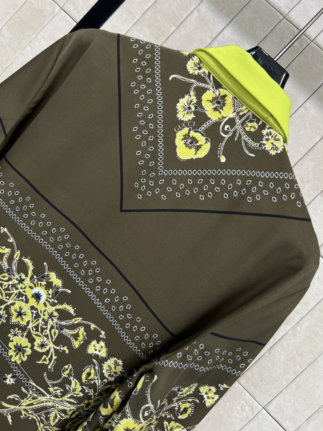 G家 25秋冬新款 复古花纹印花翻领系带衬衫 小翻领撞色+系带装饰 满印复古花纹 宽松基础版型 休闲随性