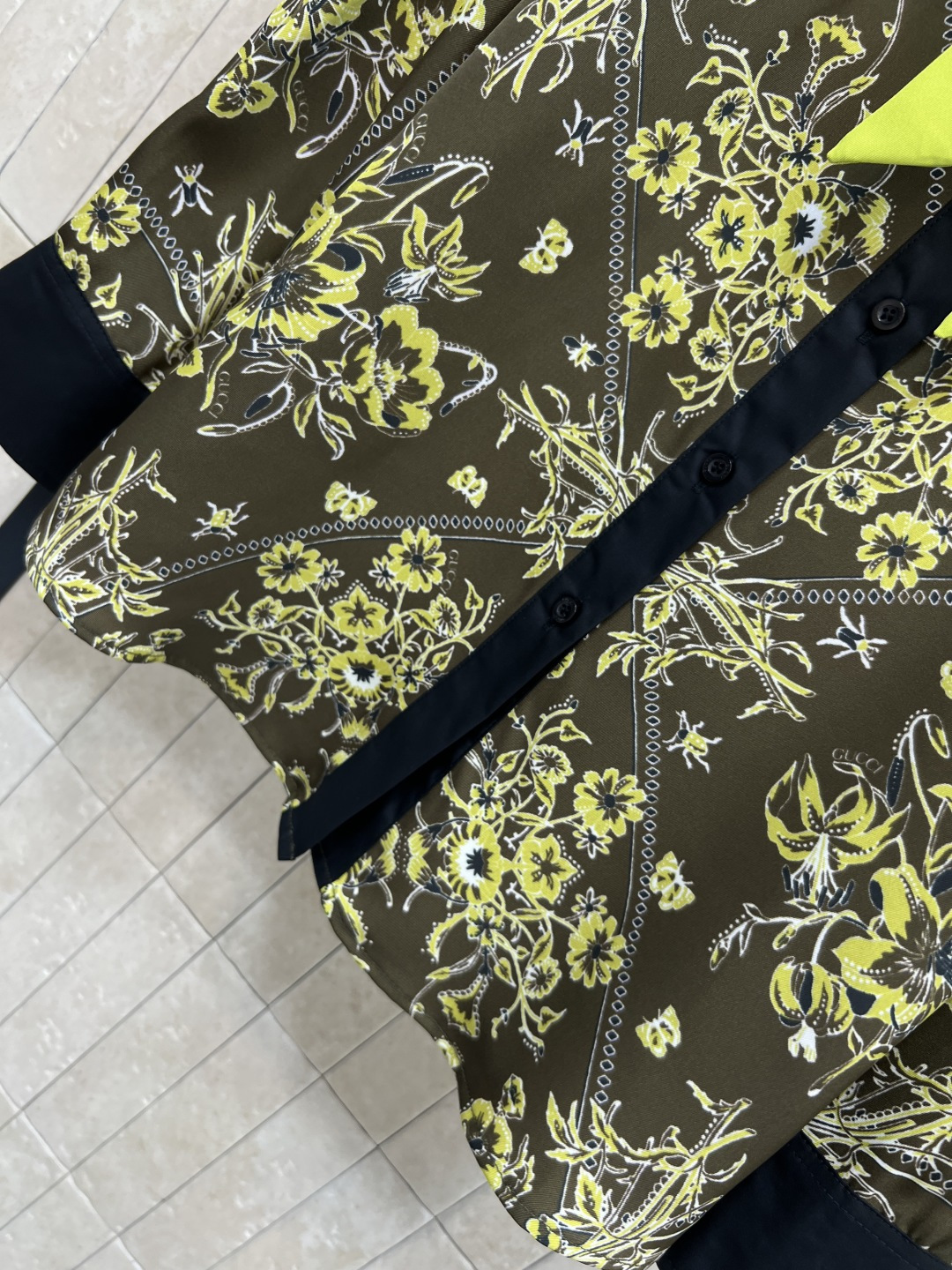 G家 25秋冬新款 复古花纹印花翻领系带衬衫 小翻领撞色+系带装饰 满印复古花纹 宽松基础版型 休闲随性