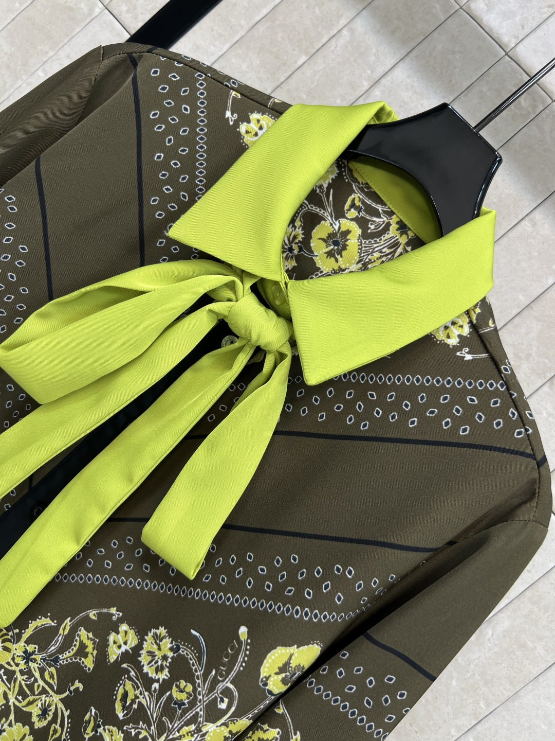 G家 25秋冬新款 复古花纹印花翻领系带衬衫 小翻领撞色+系带装饰 满印复古花纹 宽松基础版型 休闲随性