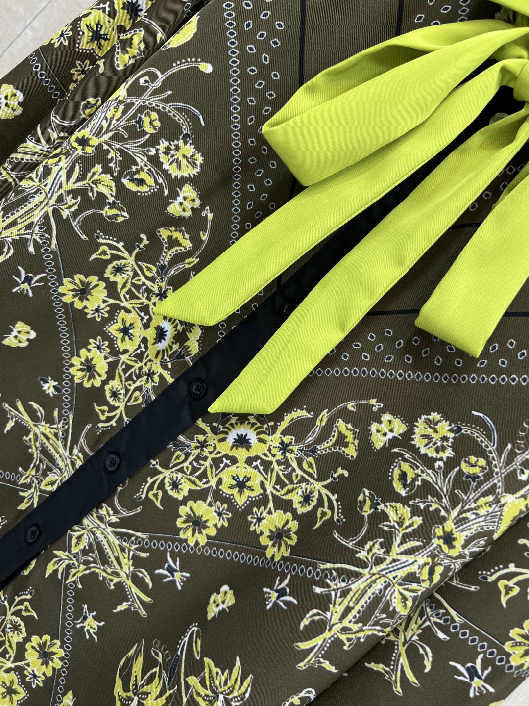 G家 25秋冬新款 复古花纹印花翻领系带衬衫 小翻领撞色+系带装饰 满印复古花纹 宽松基础版型 休闲随性