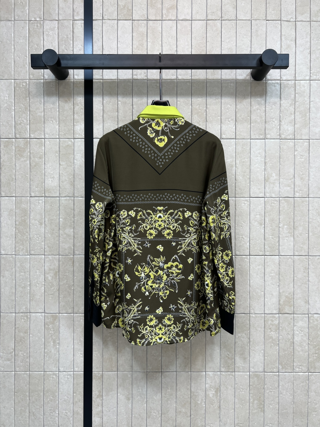 G家 25秋冬新款 复古花纹印花翻领系带衬衫 小翻领撞色+系带装饰 满印复古花纹 宽松基础版型 休闲随性