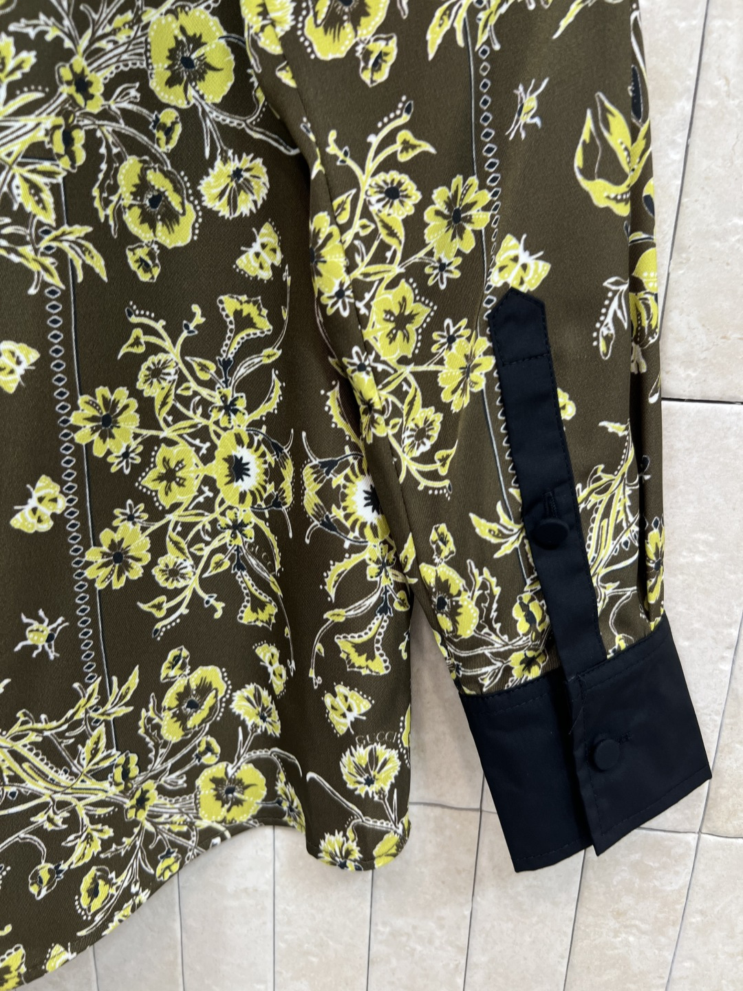 G家 25秋冬新款 复古花纹印花翻领系带衬衫 小翻领撞色+系带装饰 满印复古花纹 宽松基础版型 休闲随性