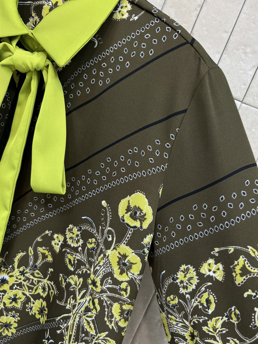 G家 25秋冬新款 复古花纹印花翻领系带衬衫 小翻领撞色+系带装饰 满印复古花纹 宽松基础版型 休闲随性