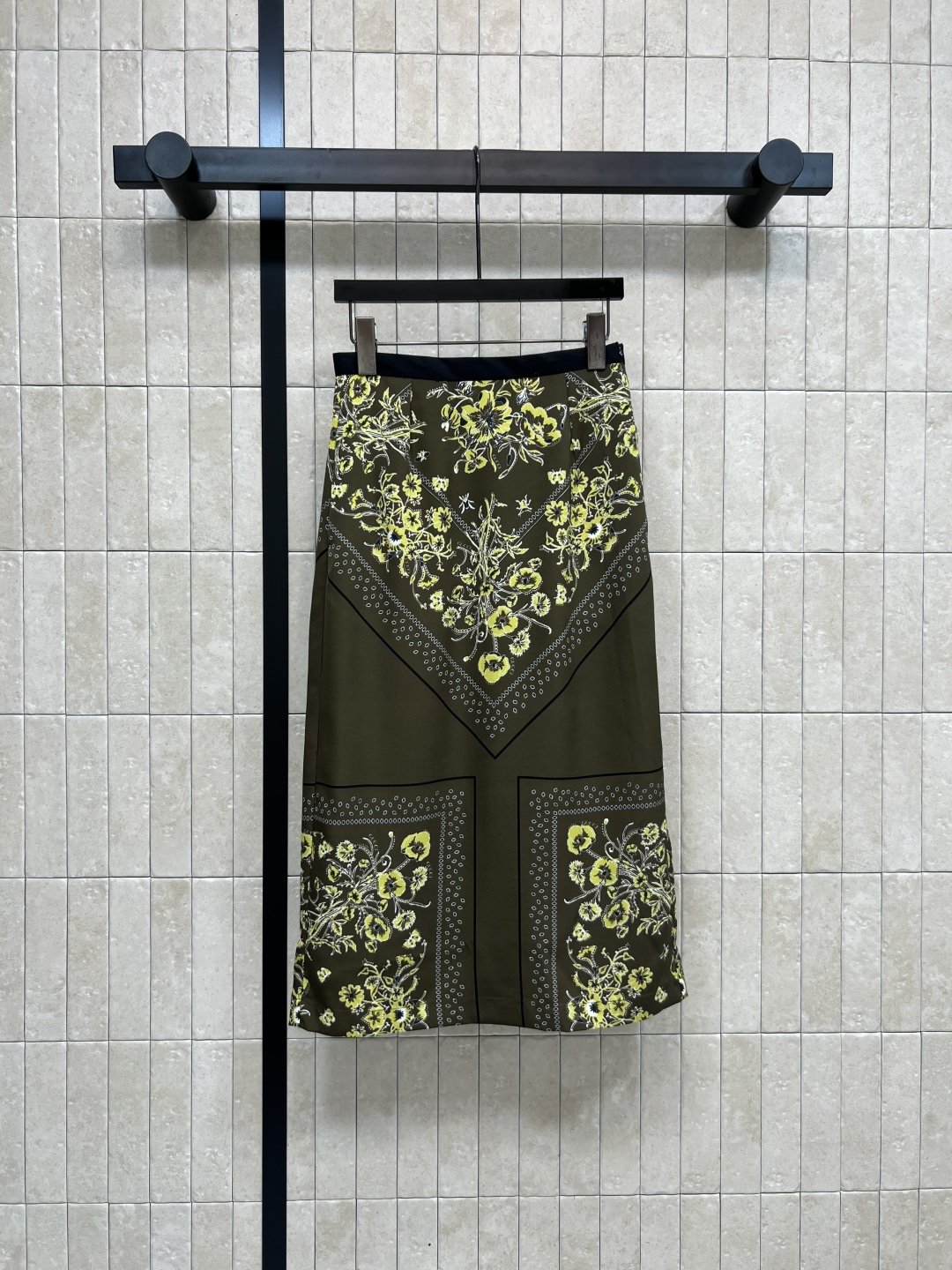 NO:500164,G Home 25 autumn and winter new style retro pattern skirt full-print retro pattern print high waist hip style small design with small slit on the back skirt hem The upper body is very lifted and can also be matched separately with the same series lining. One color four sizes Size/S-M-L- XL,,gucci,skirts,alexander wang19860909G家 25秋冬新款 复古花纹半身裙 满印复古花纹印花 高腰包臀版型 后面裙摆开叉小设计 上身非常抬气质 搭配同系列衬也可以分开搭配 一色四码 Size/S-M-L- XL,,gucci,skirts,alexander wang,Women's clothing