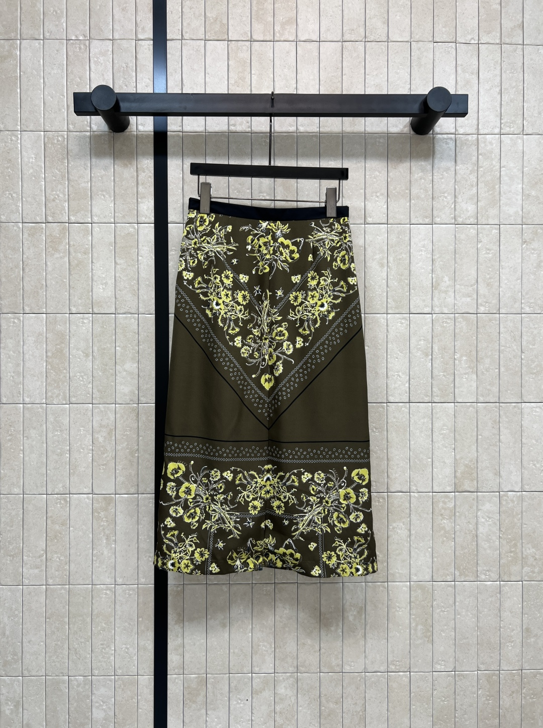 G家 25秋冬新款 复古花纹半身裙 满印复古花纹印花 高腰包臀版型 后面裙摆开叉小设计 上身非常抬气质 