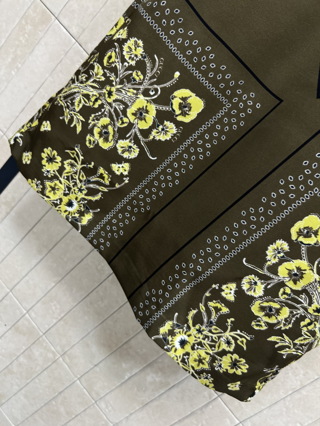 G家 25秋冬新款 复古花纹半身裙 满印复古花纹印花 高腰包臀版型 后面裙摆开叉小设计 上身非常抬气质 