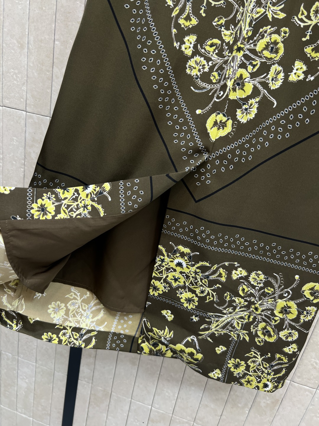 G家 25秋冬新款 复古花纹半身裙 满印复古花纹印花 高腰包臀版型 后面裙摆开叉小设计 上身非常抬气质 