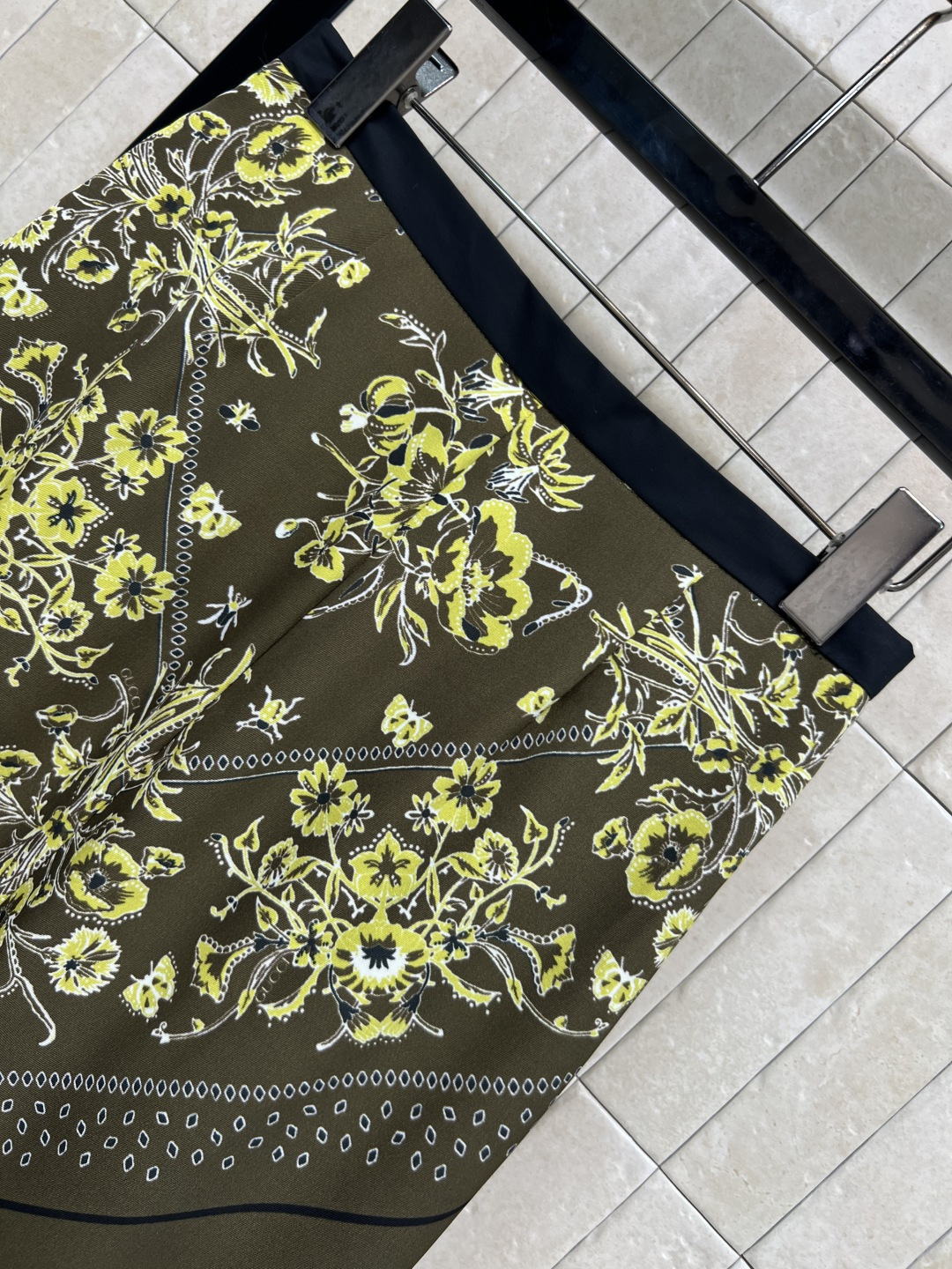 G家 25秋冬新款 复古花纹半身裙 满印复古花纹印花 高腰包臀版型 后面裙摆开叉小设计 上身非常抬气质 