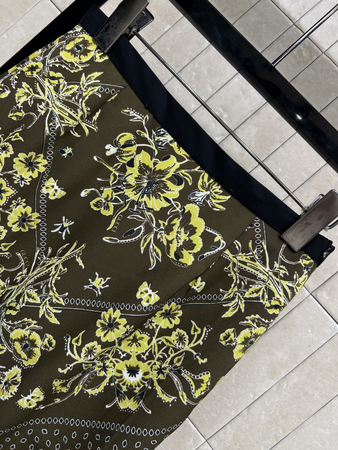 G家 25秋冬新款 复古花纹半身裙 满印复古花纹印花 高腰包臀版型 后面裙摆开叉小设计 上身非常抬气质 