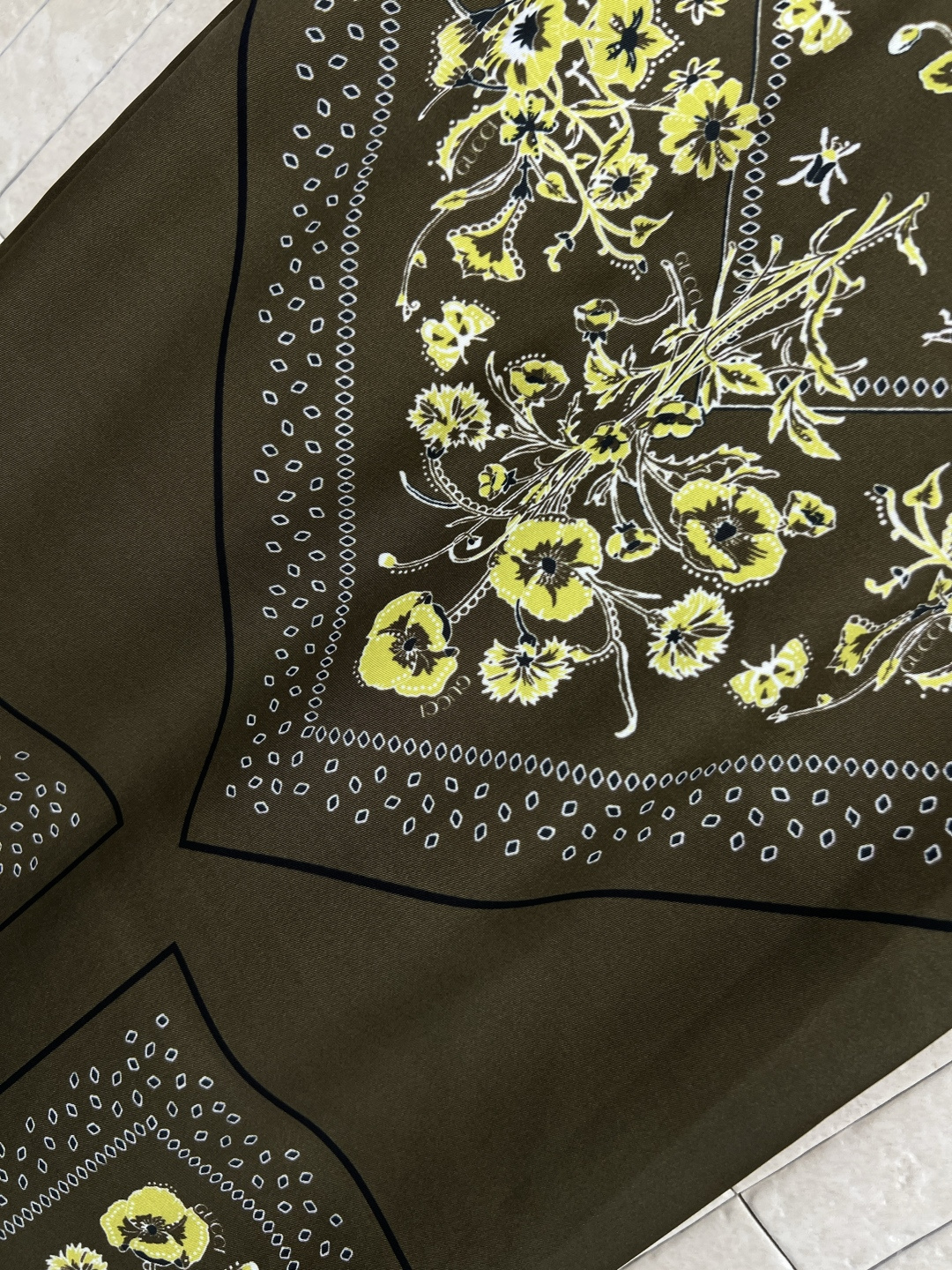 G家 25秋冬新款 复古花纹半身裙 满印复古花纹印花 高腰包臀版型 后面裙摆开叉小设计 上身非常抬气质 