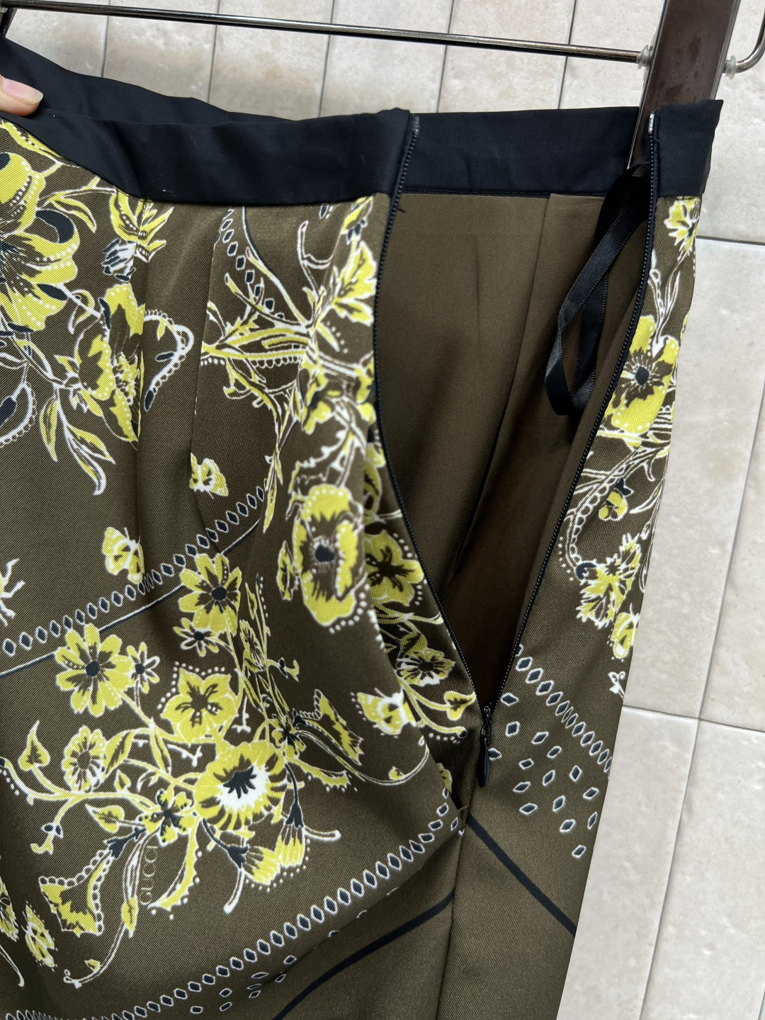 G家 25秋冬新款 复古花纹半身裙 满印复古花纹印花 高腰包臀版型 后面裙摆开叉小设计 上身非常抬气质 