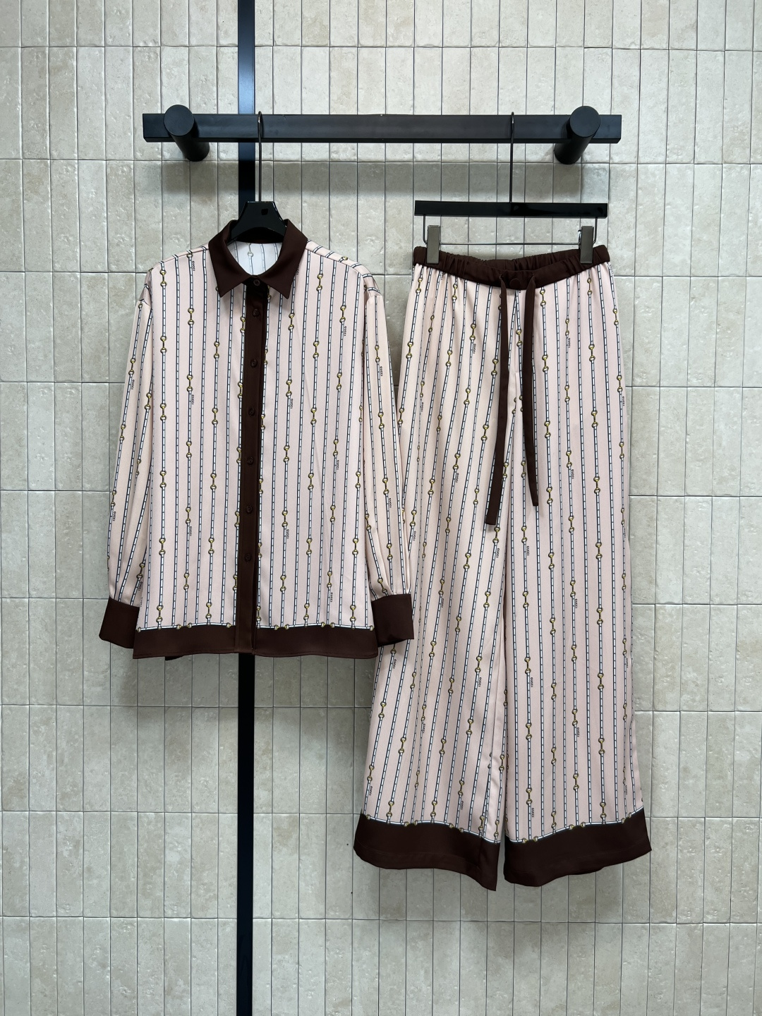 NO:500155,G Home 25 autumn and winter new style striped logo casual suit lapel shirt + high-waist casual pants small lapel loose style very draped, not soft and shapeless, contrasting color edging design full-print logo striped chain pattern with full-print daisy logo embellishment very age-reducing and girlish temperament The color matching is also very refreshing, daily outfits are good, one color four sizes Size/S-M-L- XL,,gucci,shirts,alexander wang19860909G家 25秋冬新款 条纹logo休闲套装 翻领衬衫+高腰休闲裤 小翻领宽松版型 很有垂感 不会软塌无型 撞色包边设计 满印logo条纹链条图案搭配满印雏菊logo点缀 很减龄又少女气质 颜色搭配也很清爽 日常穿搭都不错 一色四码 Size/S-M-L- XL,,gucci,shirts,alexander wang,Women's clothing