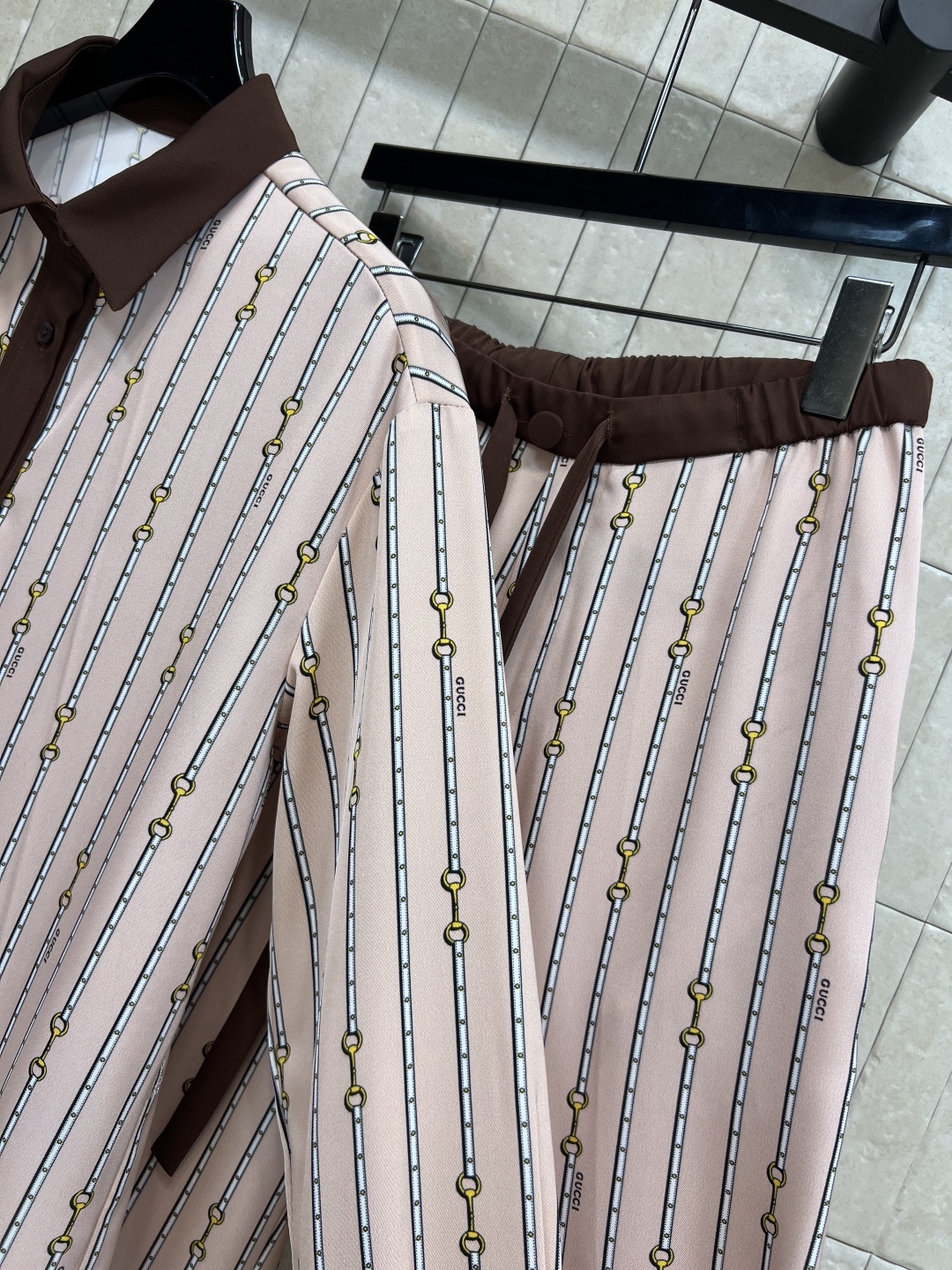 G家 25秋冬新款 条纹logo休闲套装 翻领衬衫+高腰休闲裤 小翻领宽松版型 很有垂感 不会软塌无型 