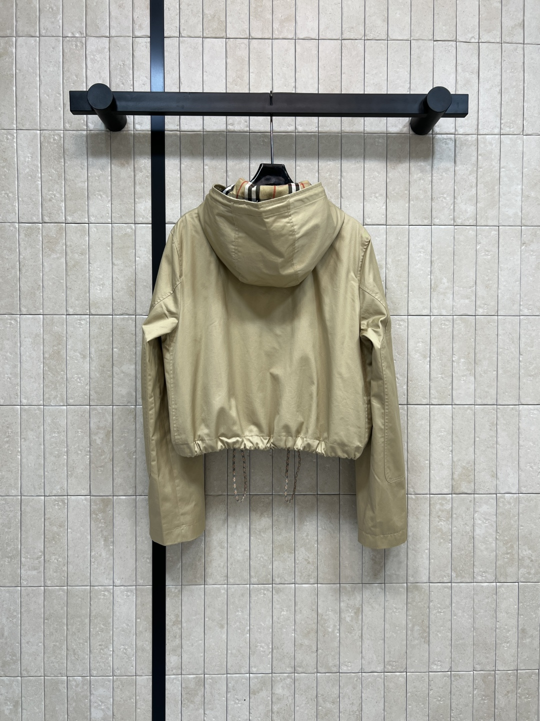 BUR家 25秋冬新款 连帽短装小风衣 上身酷帅时髦 街拍大片既视感 连帽设计经典又时尚 连帽宽松短款版